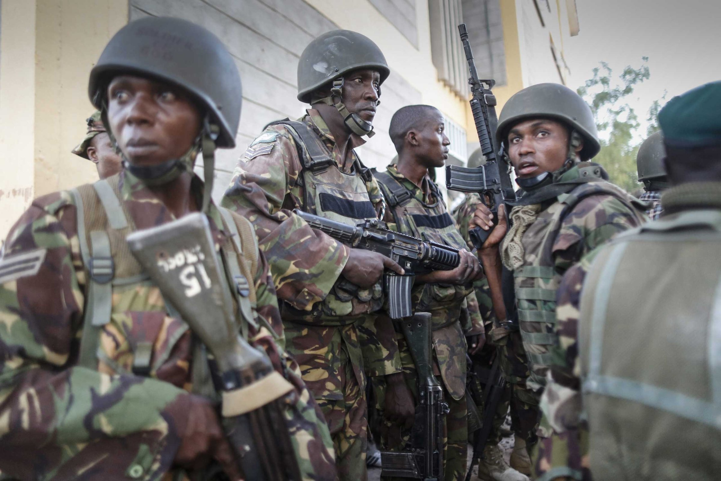 Kenyan soldiers prepare to sweep a building at Garissa University College after gunmen attacked the campus, in northeastern Kenya, on April 2, 2015.