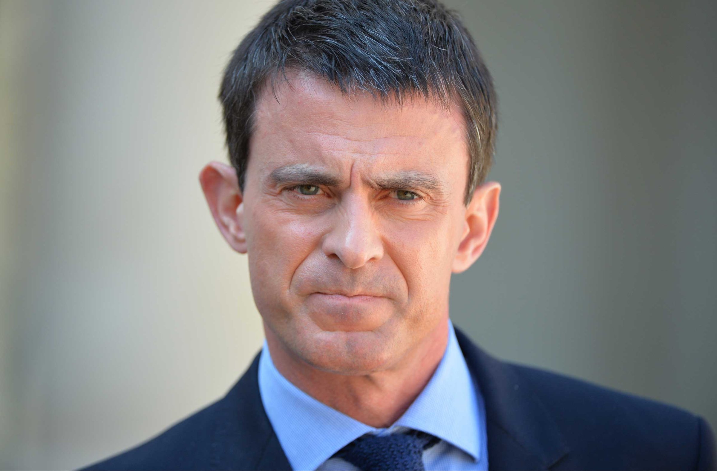 French Prime Minister Manuel Valls makes a statement following the weekly cabinet meeting at the Elysee Palace in Paris on April 22, 2015.