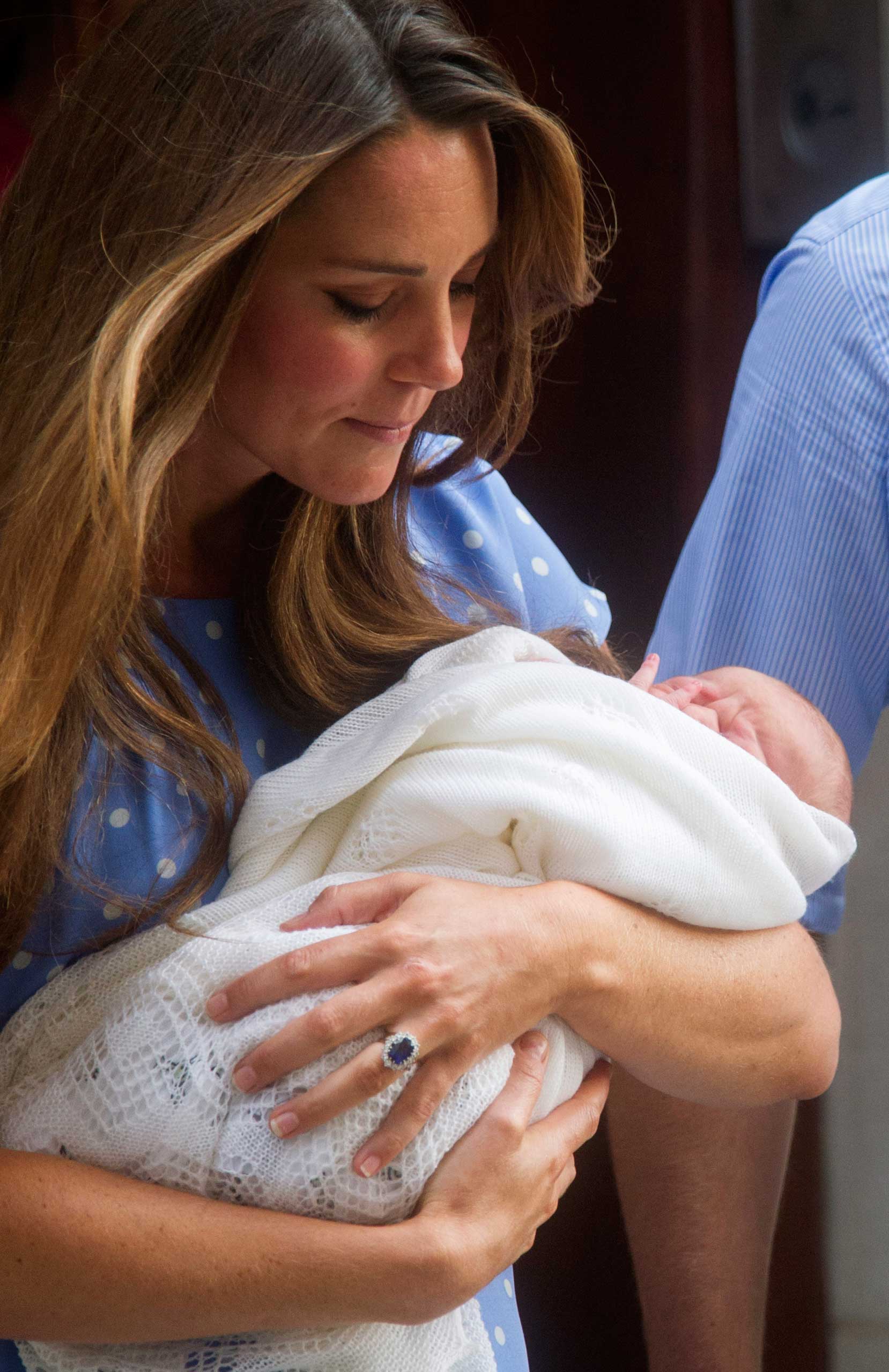 epa03798642 Catherine, Duchess of Cambridge, holds her newborn baby boy ouside St. Mary's hospital in London, Britain, 23 July 2013. Thirty-one year old Catherine, Duchess of Cambridge, gave birth to her, and Prince William's, first child, at 4.24pm BST at the Lindo Wing of St. Mary's hospital on 22 July. EPA/BOGDAN MARAN