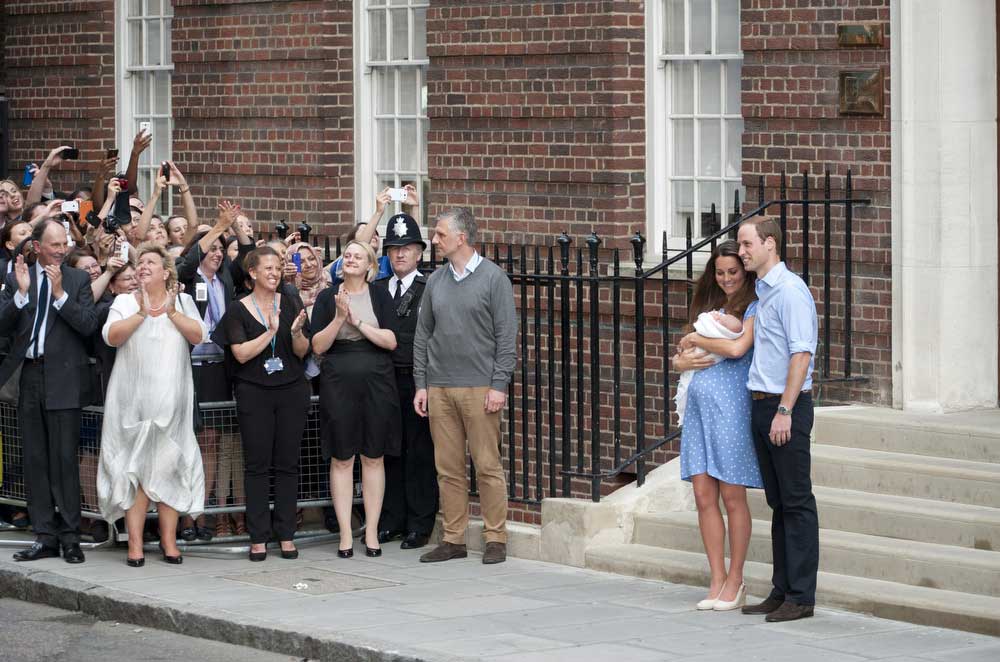 July 23, 2013 - Duchess and Duke of Cambridge show the media and the world the new Royal arrival as they exit St Marys Hospital on 23 July 2013. (Credit Image: © Euan Cherry/UPPA/ZUMAPRESS.com)