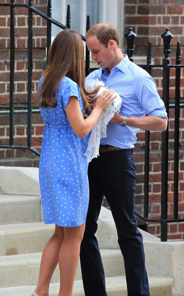 LONDON, July 23, 2013 Catherine, Duchess of Cambridge, passes their baby to Prince William outside the Lindo Wing of St Mary's Hospital, in central London, July 23, 2013. Britain's Duchess of Cambridge Kate gave birth to a boy Monday afternoon. (Xinhua/Yin Gang) (Credit Image: © Yin Gang/Xinhua/ZUMAPRESS.com)