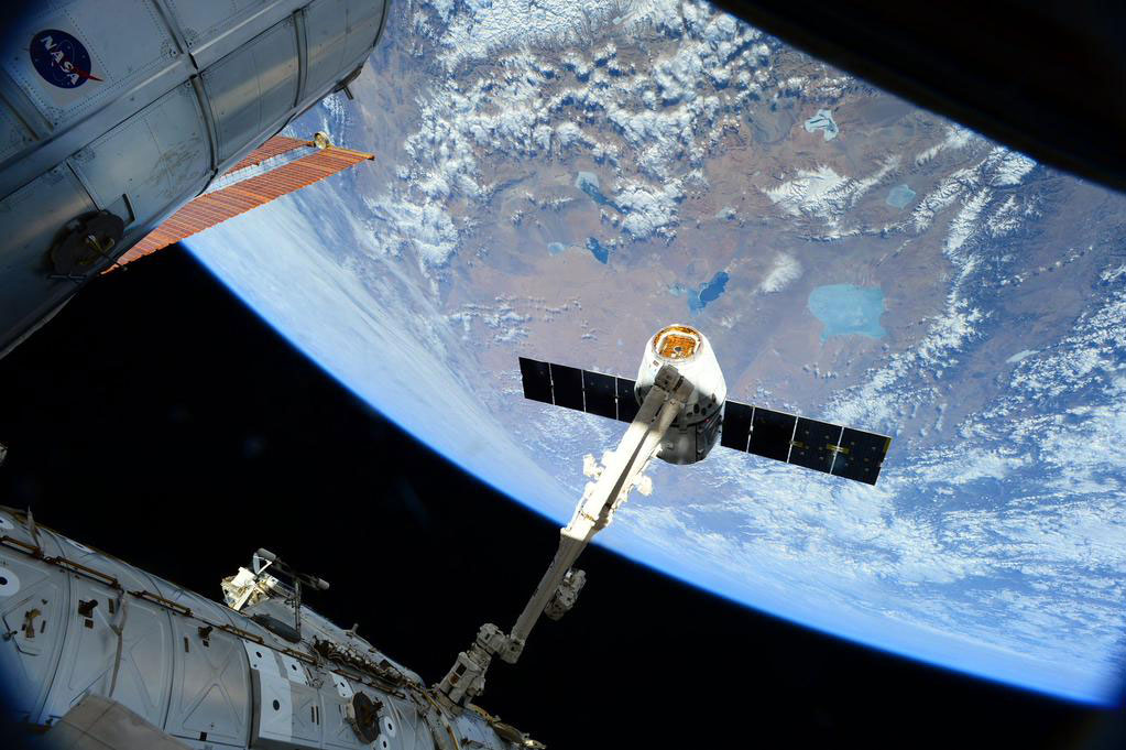 Great job @AstroSamantha and @AstroTerry capturing #SpaceX Dragon this morning! #YearInSpace  - via Twitter on April 17, 2015