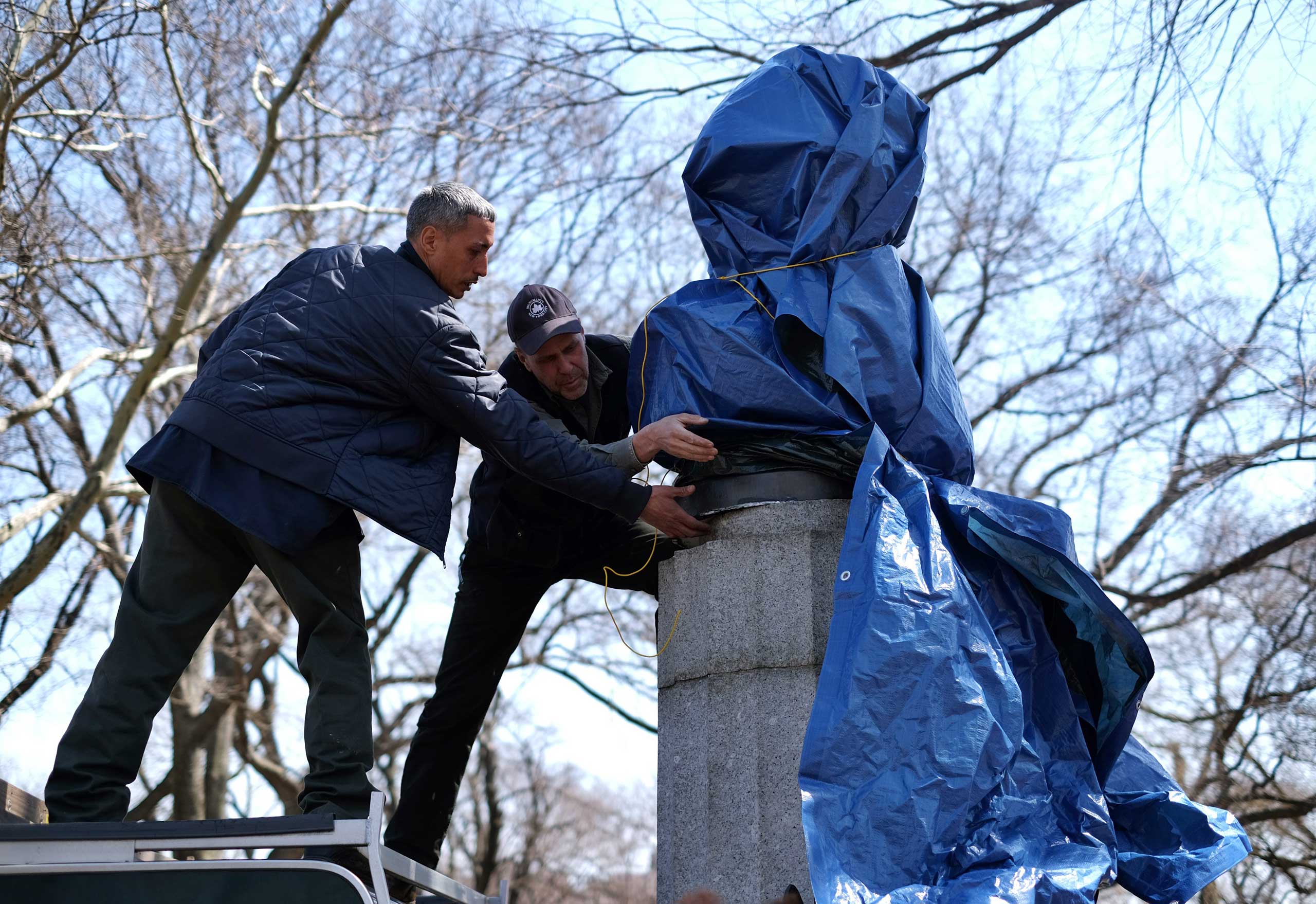 New York City Department of Parks and Recreation employees take down a statue of former National Security Agency (NSA) contractor Edward Snowden at the Fort Greene Park in Brooklyn, N.Y., on Apr. 6, 2015. (Jewel Samad—AFP/Getty Images)