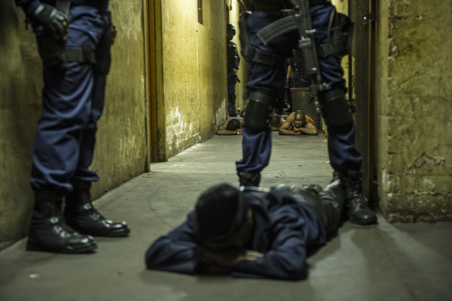 South African police officers and troops of the South African Defence Force raid the Jeppie hostels in the Jeppestown district of Johannesburg late on April 21, 2015 (Mujahid Safodien — AFP/Getty Images)