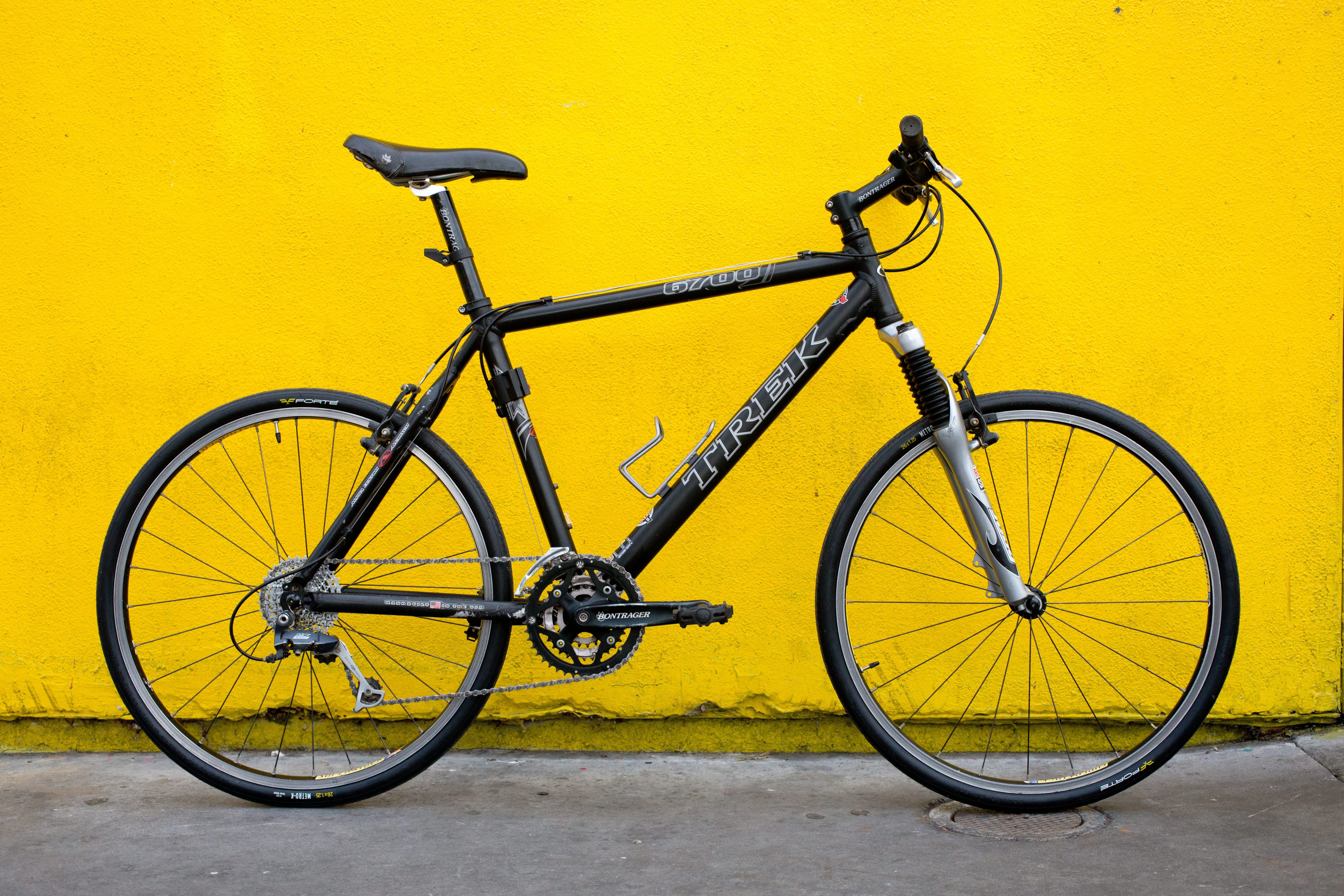 Black Trek mountain bike with road tires in front of a yellow wall in San Diego's neighborhood Pacific Beach, in March 2015. (Frank Duenzl—picture-alliance/DP/AP)