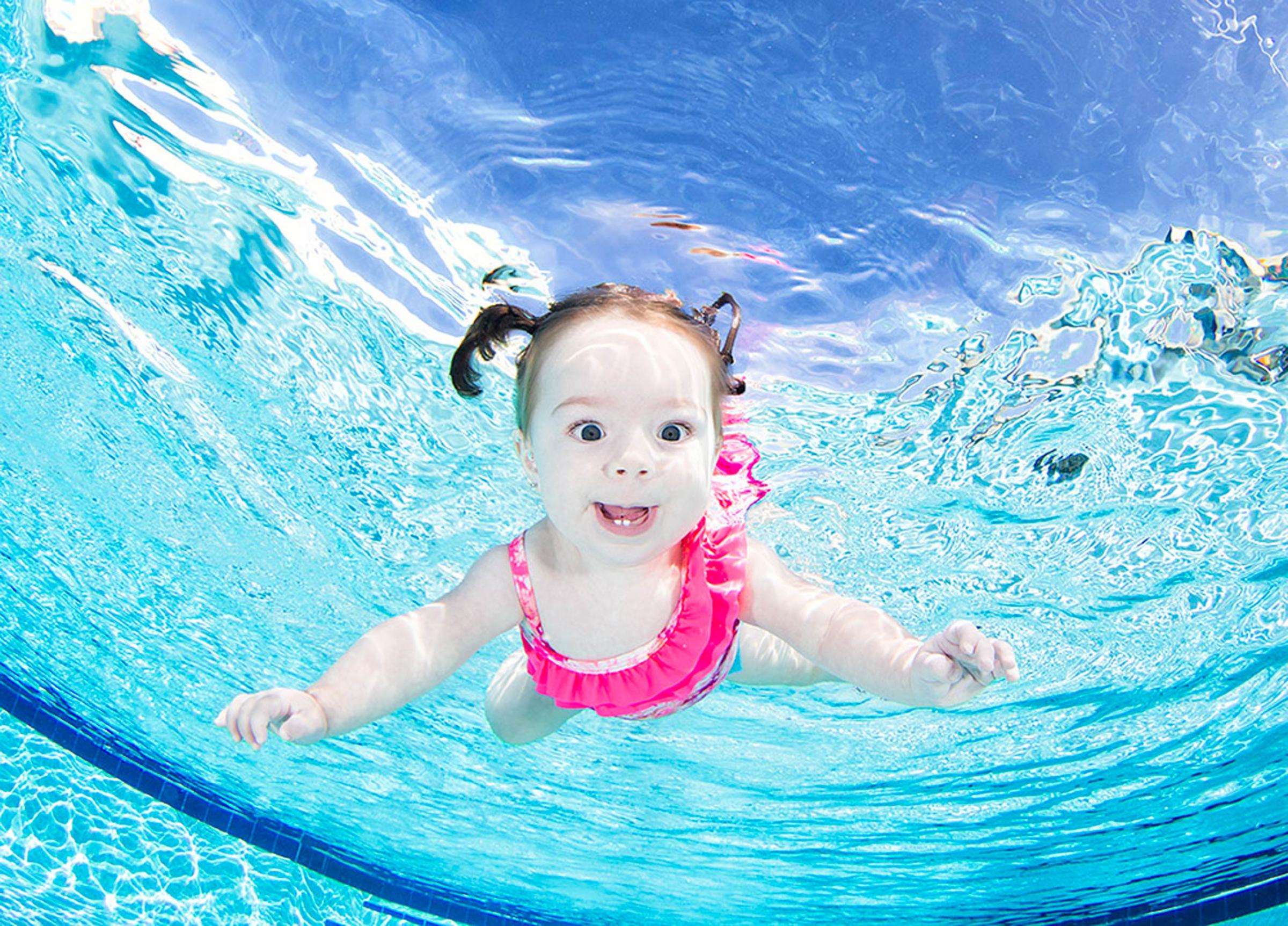 Дети плавают в воде. Ребенок под водой. Маленькие дети плавают в бассейне. Дети под водой в бассейне. Дети плавают под водой.