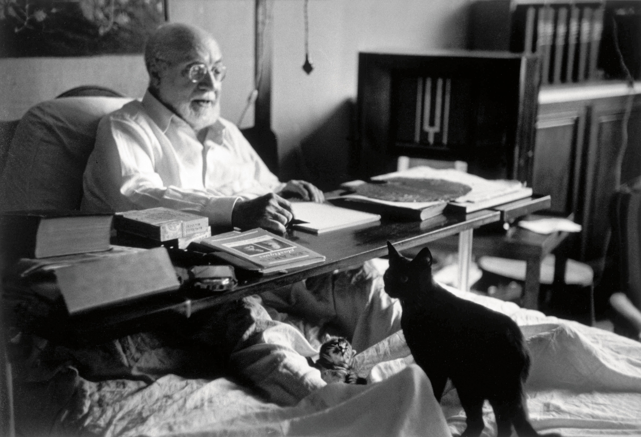 Artist Henri Matisse and one of his cats.