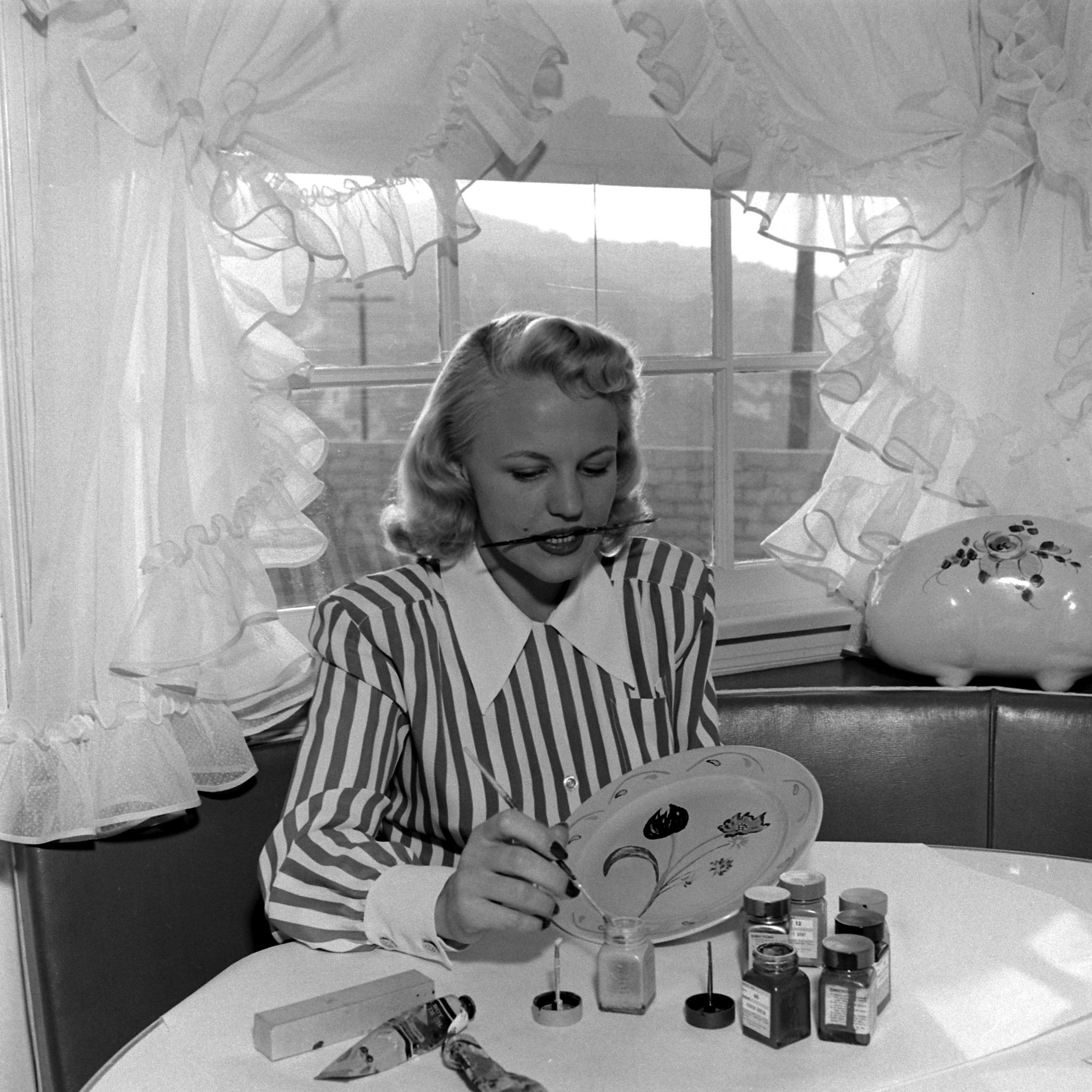Peggy Lee painting a plate at home in California in 1948.