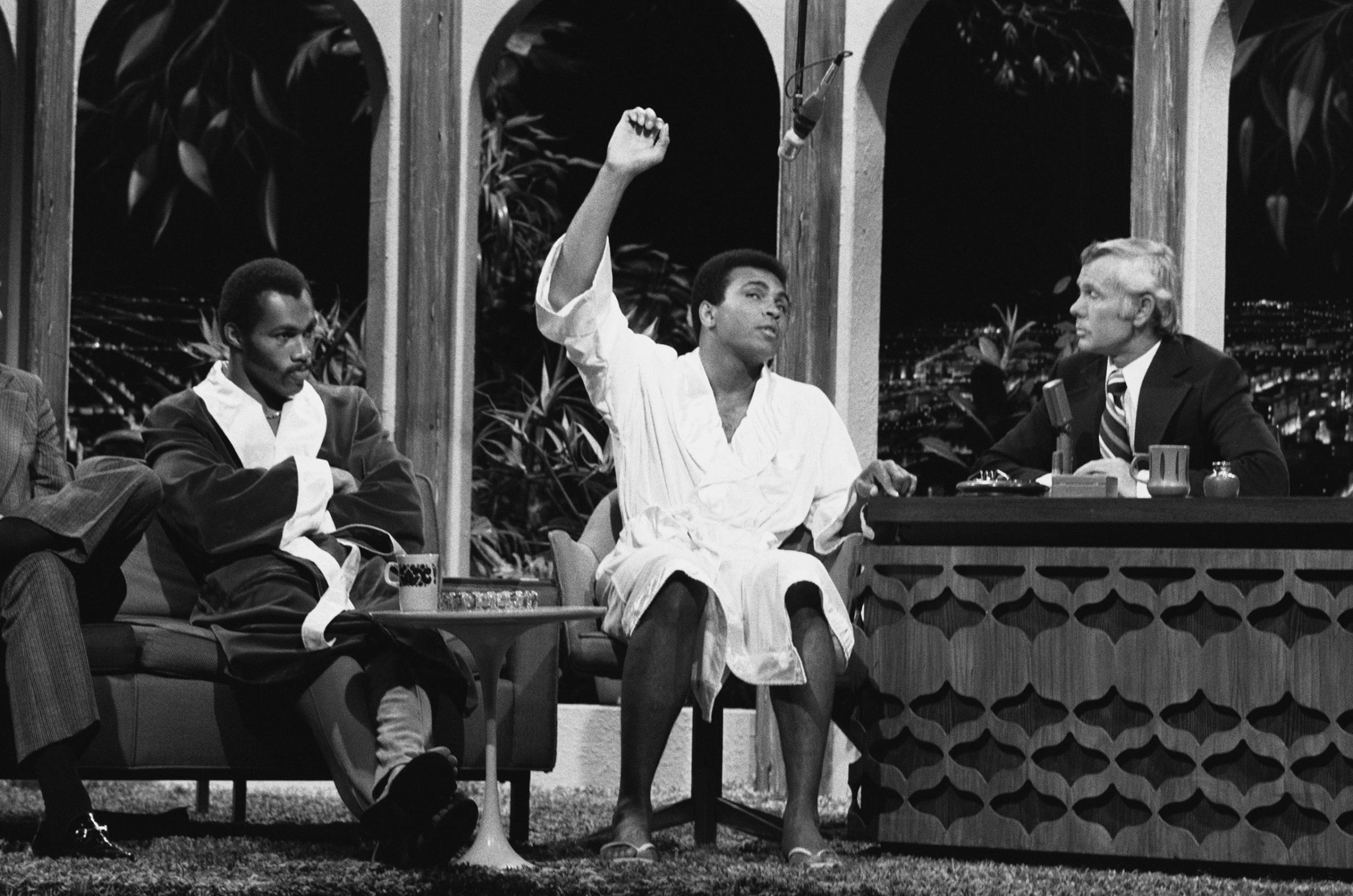 The Tonight Show starring Johnny Carson: (l-r) Boxers Ken Norton, Muhammad Ali, host Johnny Carson, 1973