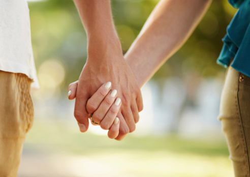 couple-holding-hands