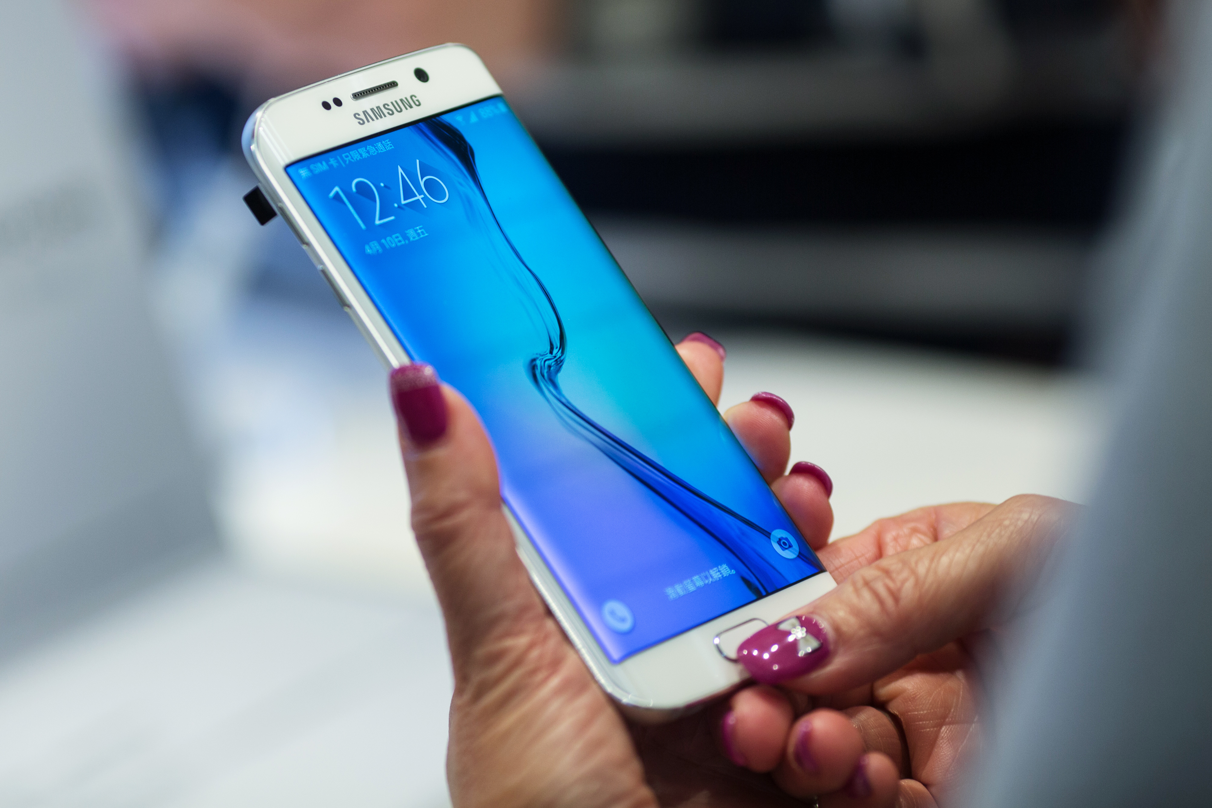 An attendee tries out a Samsung Electronics Co. Galaxy S6 Edge smartphone during a launch event at a Samsung Partnershop in Hong Kong, China, on Friday, April 10, 2015. (Bloomberg&mdash;Bloomberg via Getty Images)