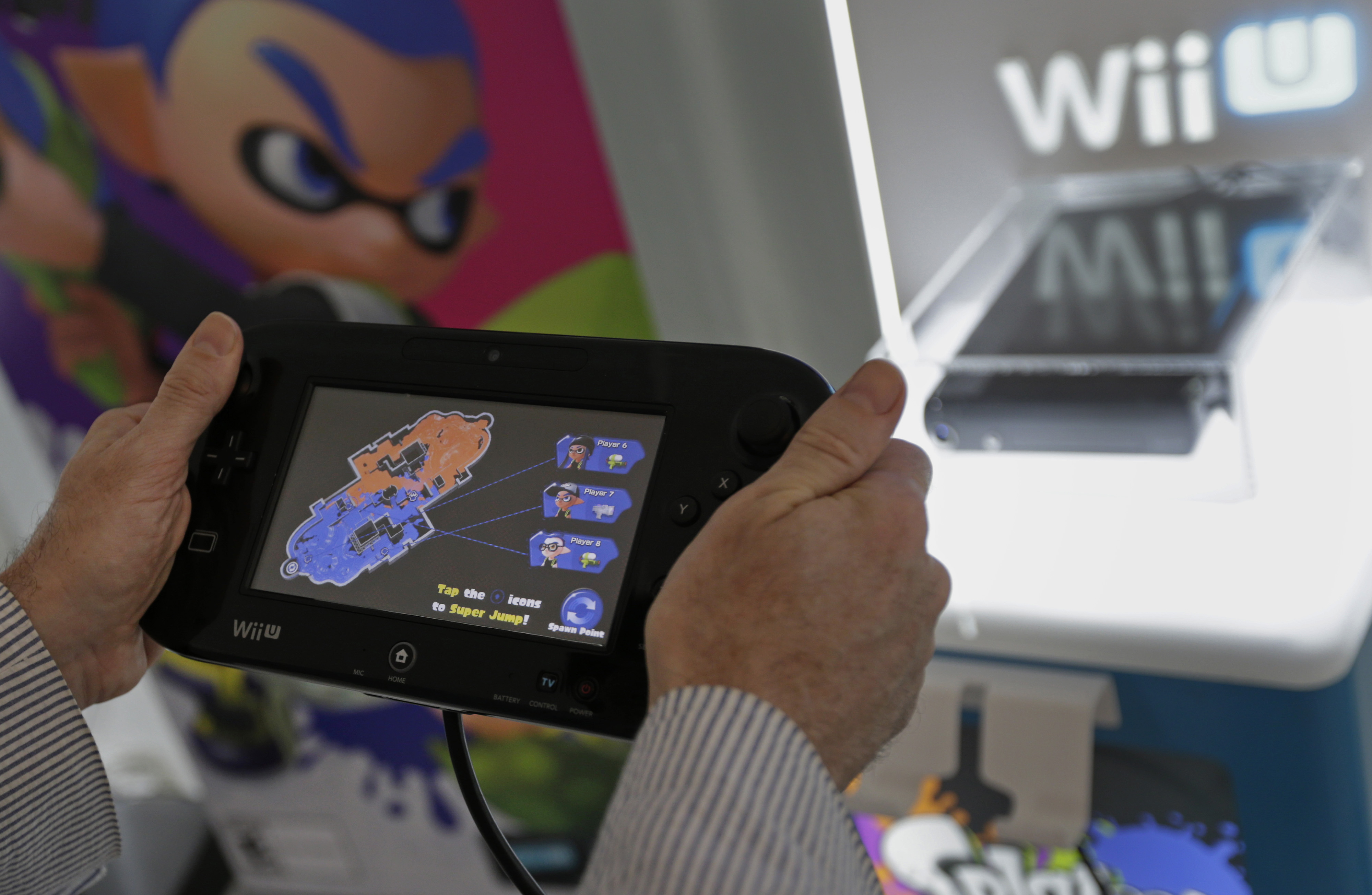A video gamer tries out the Nintendo's new touch screen game pad controller with gyroscopic controls and their newest game 'Splatoon'  at a pre-launch event in New York, U.S., on Wednesday May 6th 2015. (Peter Foley&mdash;© 2015 Bloomberg Finance LP)