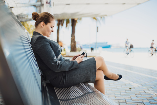 business-woman-smartphone-bench
