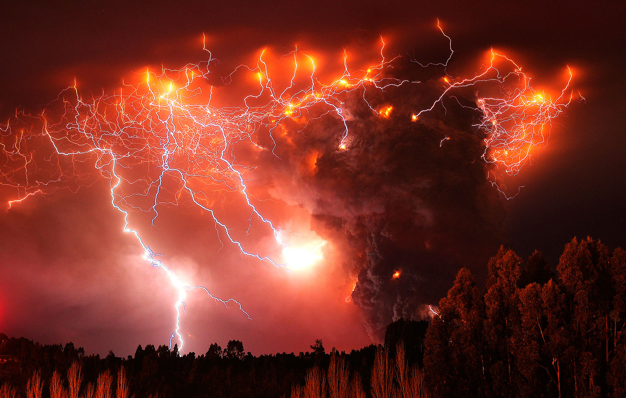 Chile Volcano puyehue lightning santiago
