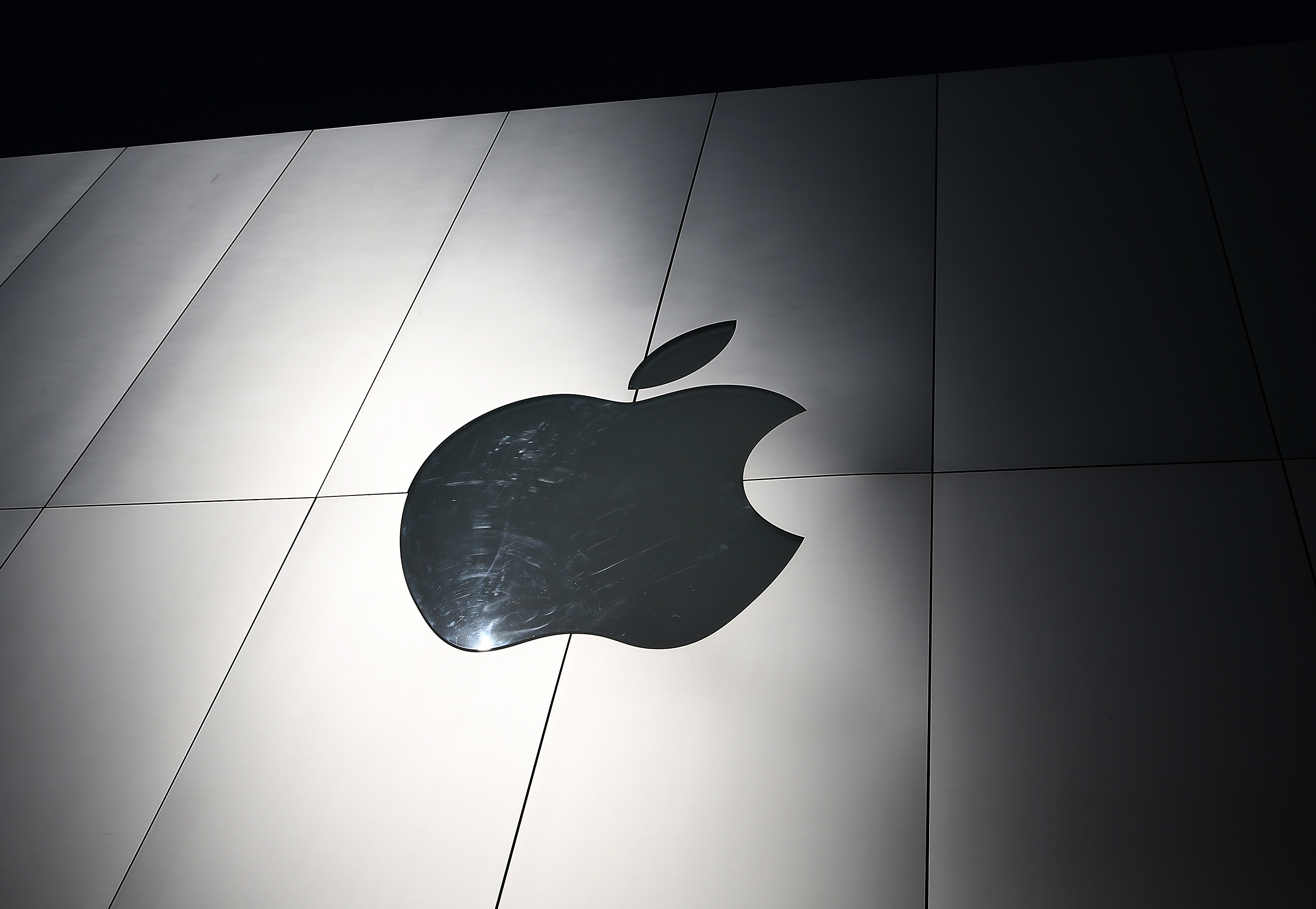 The Apple logo is displayed on the exterior of an Apple Store on April 23, 2013 in San Francisco, Calif. (Justin Sullivan&mdash;Getty Images)