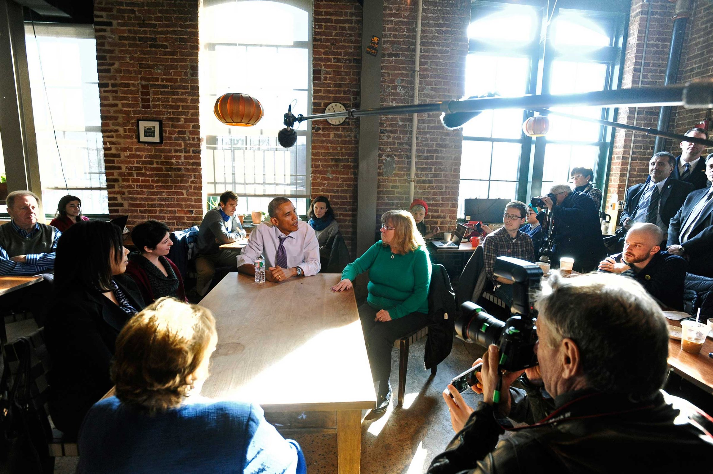 President Barack Obama eats lunch at Charmington's Cafe with Vika Jordan, Amanda Rothschild, and Mary Stein to discuss the needs of all Americans as they balance their families and jobs on Jan. 15, 2015 in Baltimore.
