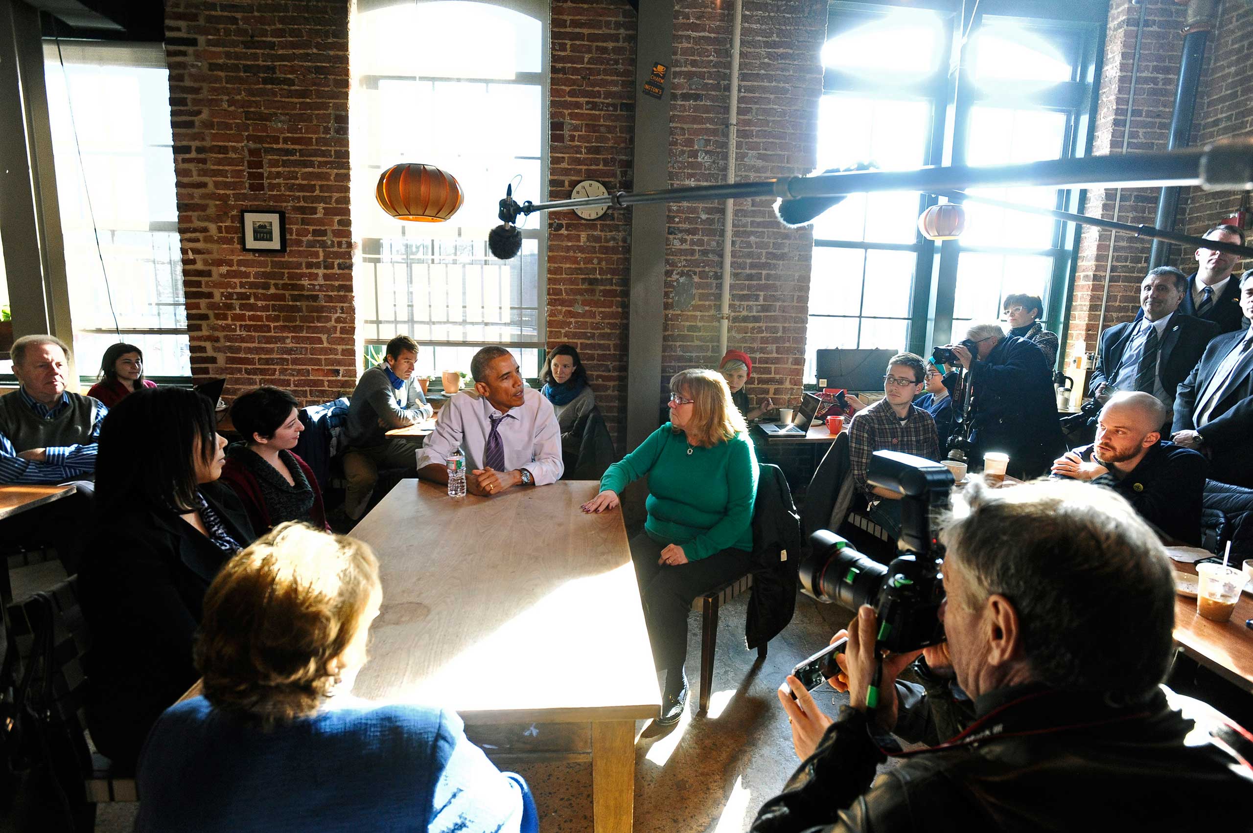 President Barack Obama eats lunch at Charmington's Cafe with Vika Jordan, Amanda Rothschild, and Mary Stein to discuss the needs of all Americans as they balance their families and jobs on Jan. 15, 2015 in Baltimore. (Kenneth K. Lam—Baltimore Sun/TNS/Getty Images)
