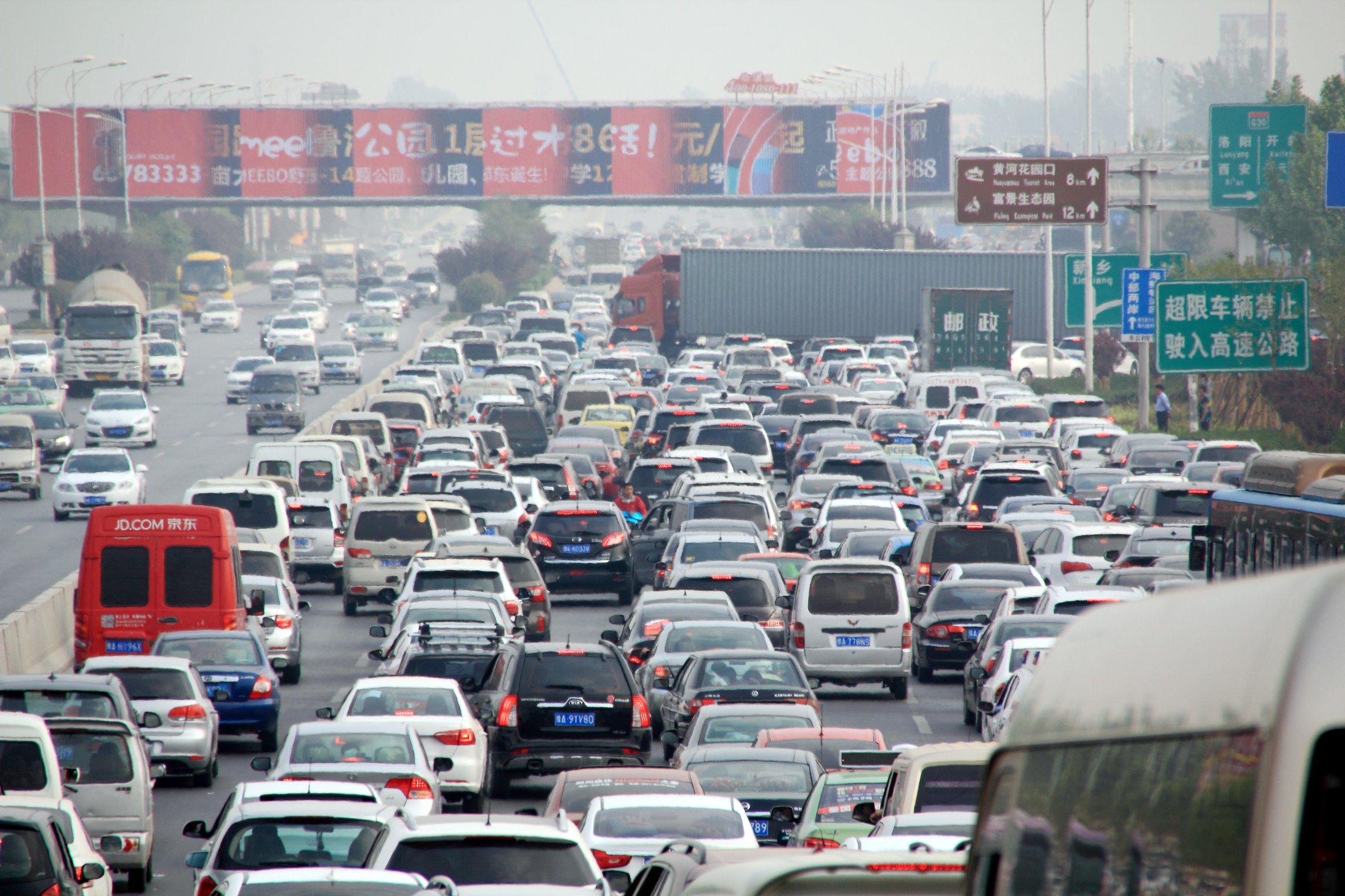 Holiday travel rush congests roads in Chinese cities