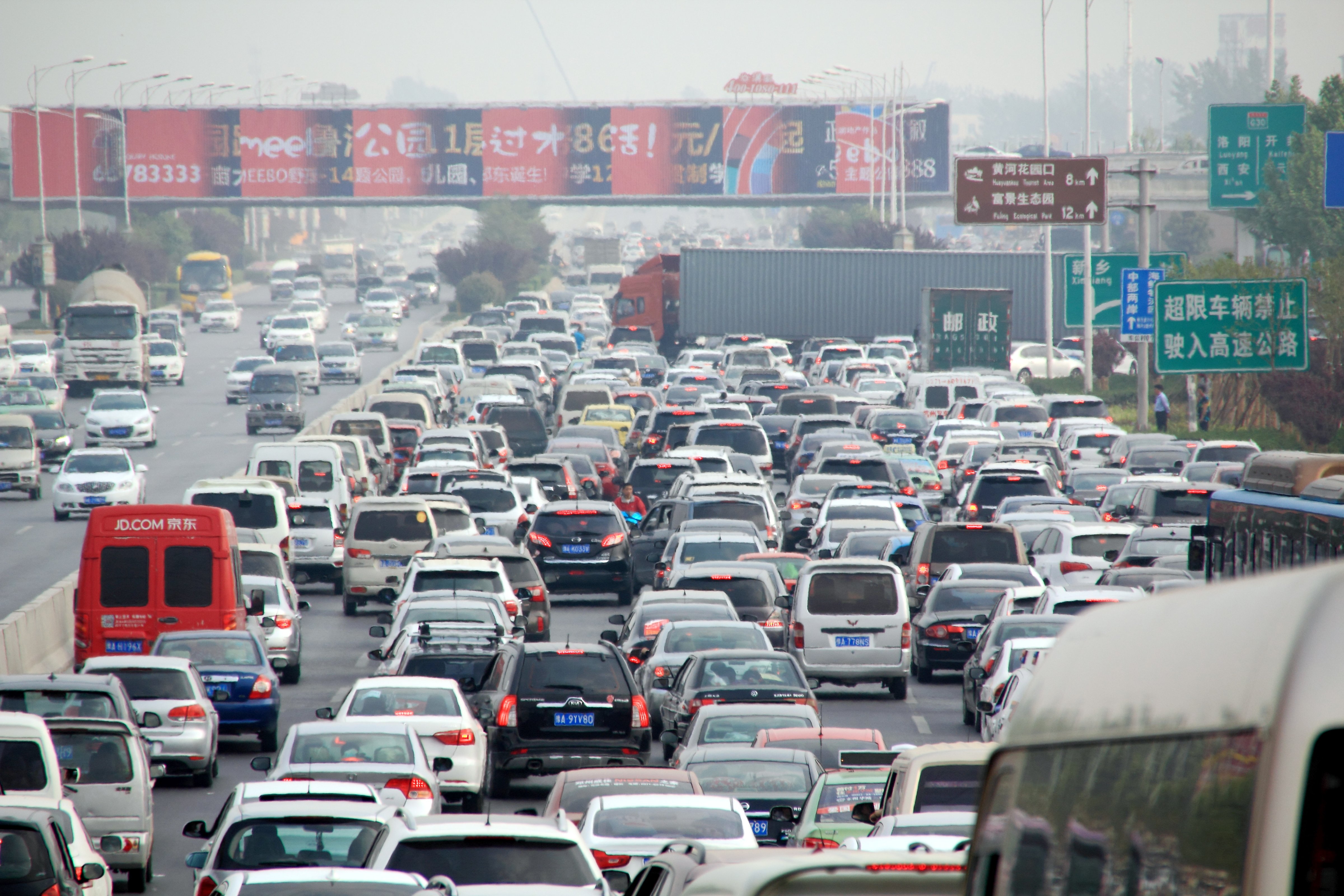 Masses of vehicles move slowly during a traffic jam near the entrance to Lianhuo (Lianyungang-Khorgos) Expressway during the Labor Day holiday in Zhengzhou city, central China's Henan province, 1 May 2015. (Feng lei—Imaginechina/AP)