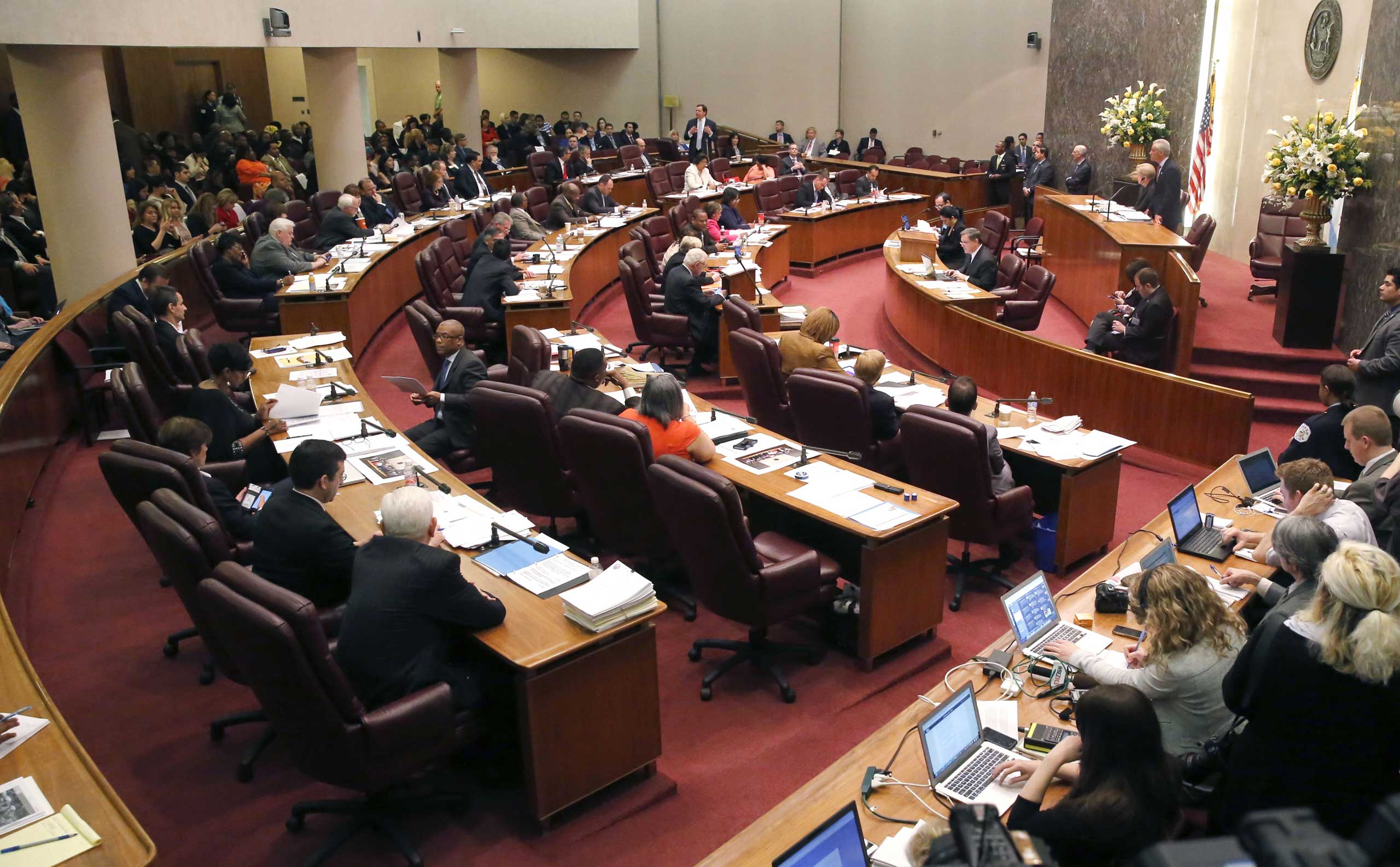 The Chicago City Council votes on a $5.5 million fund to compensate victims of police torture, in Chicago, on May 6, 2015.