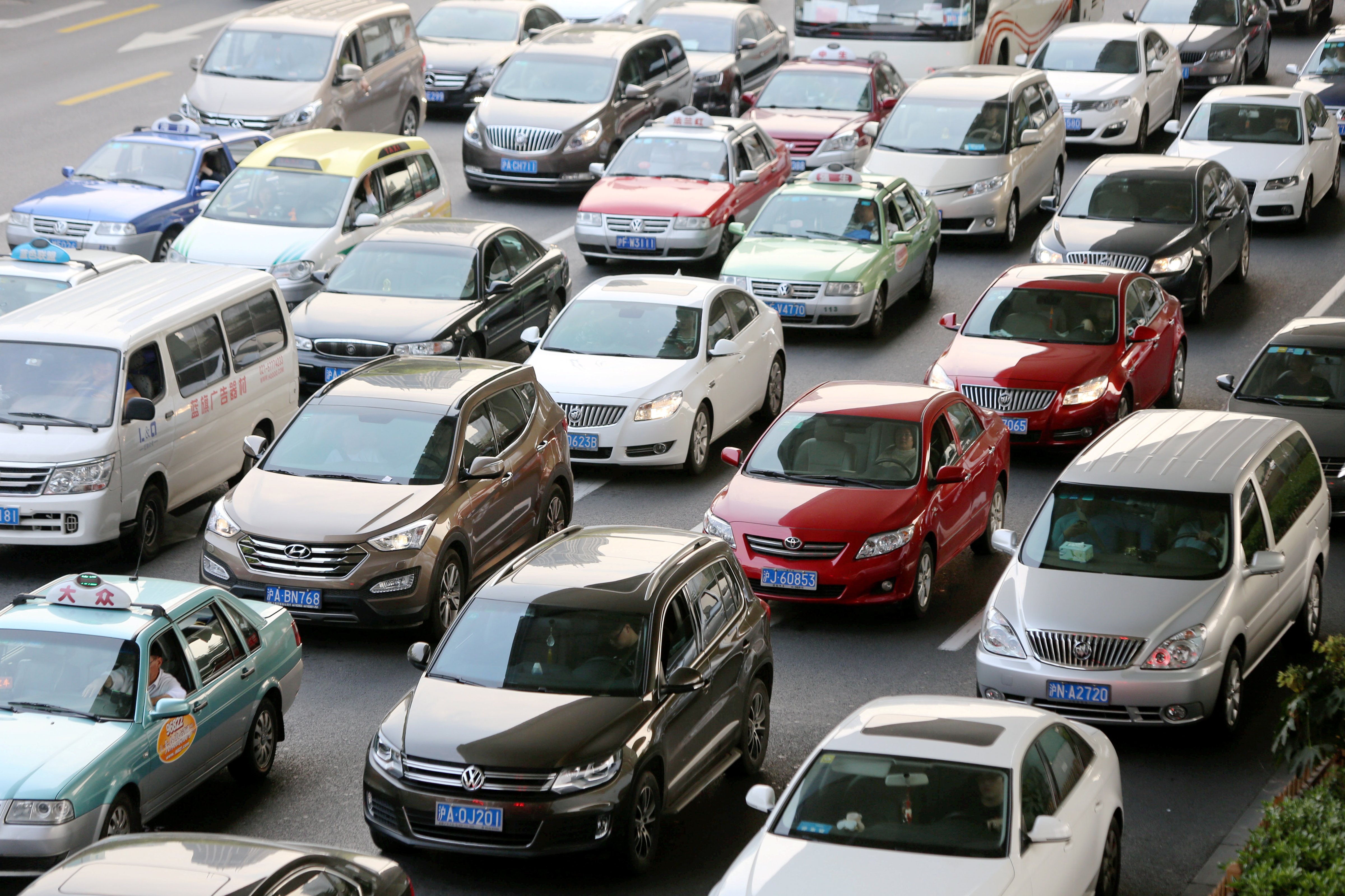 Masses of cars travel on a road in Shanghai, China, April 2, 2015. Concern for personal safety amid rising road rage is among the reasons China's SUV registrations surged 48 percent in the first quarter of this year, according to a research note Sanford C. Bernstein released May 27, 2015. (Weng lei—AP)