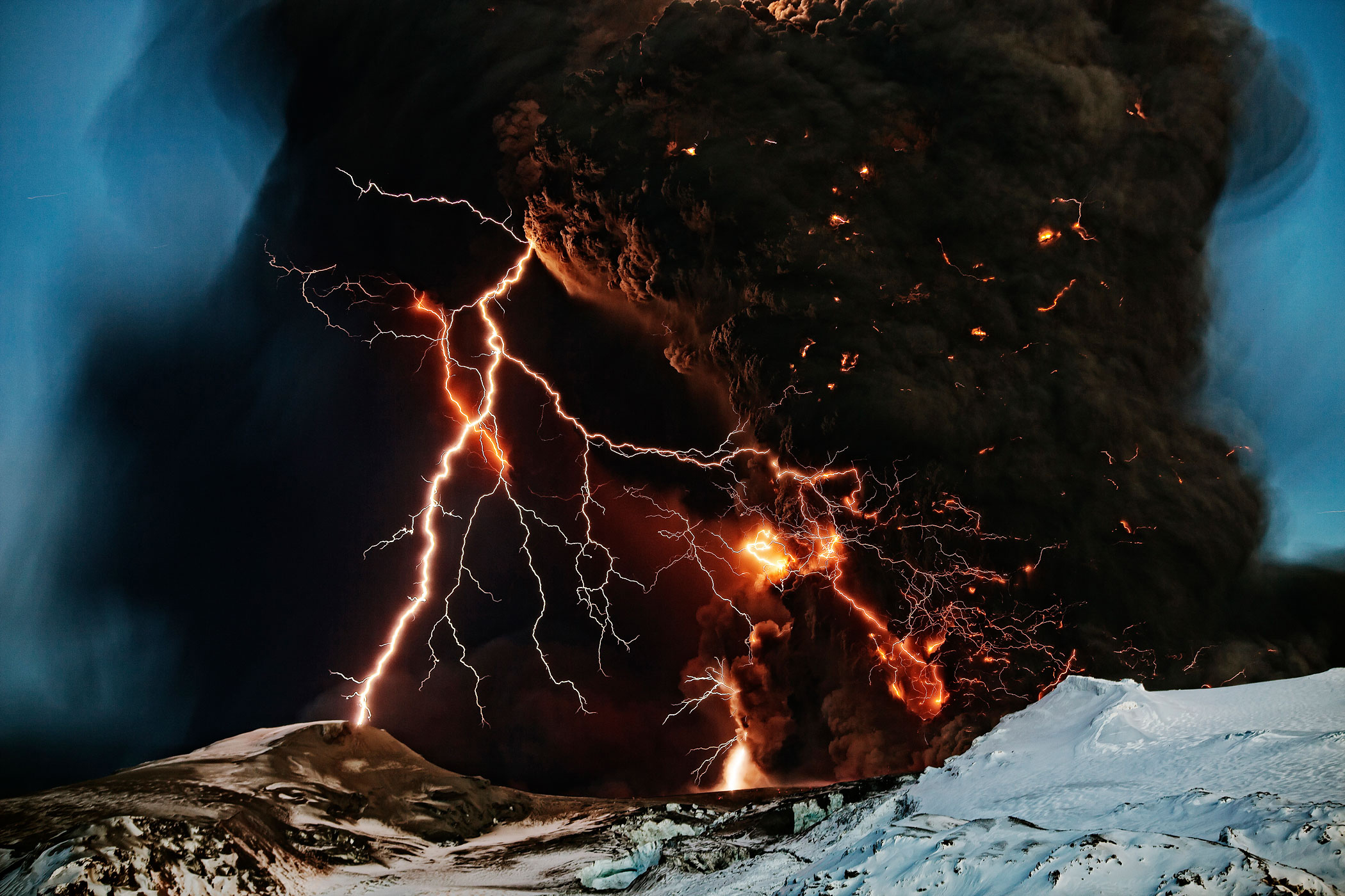 lightning Eyjafjallajokul volcano