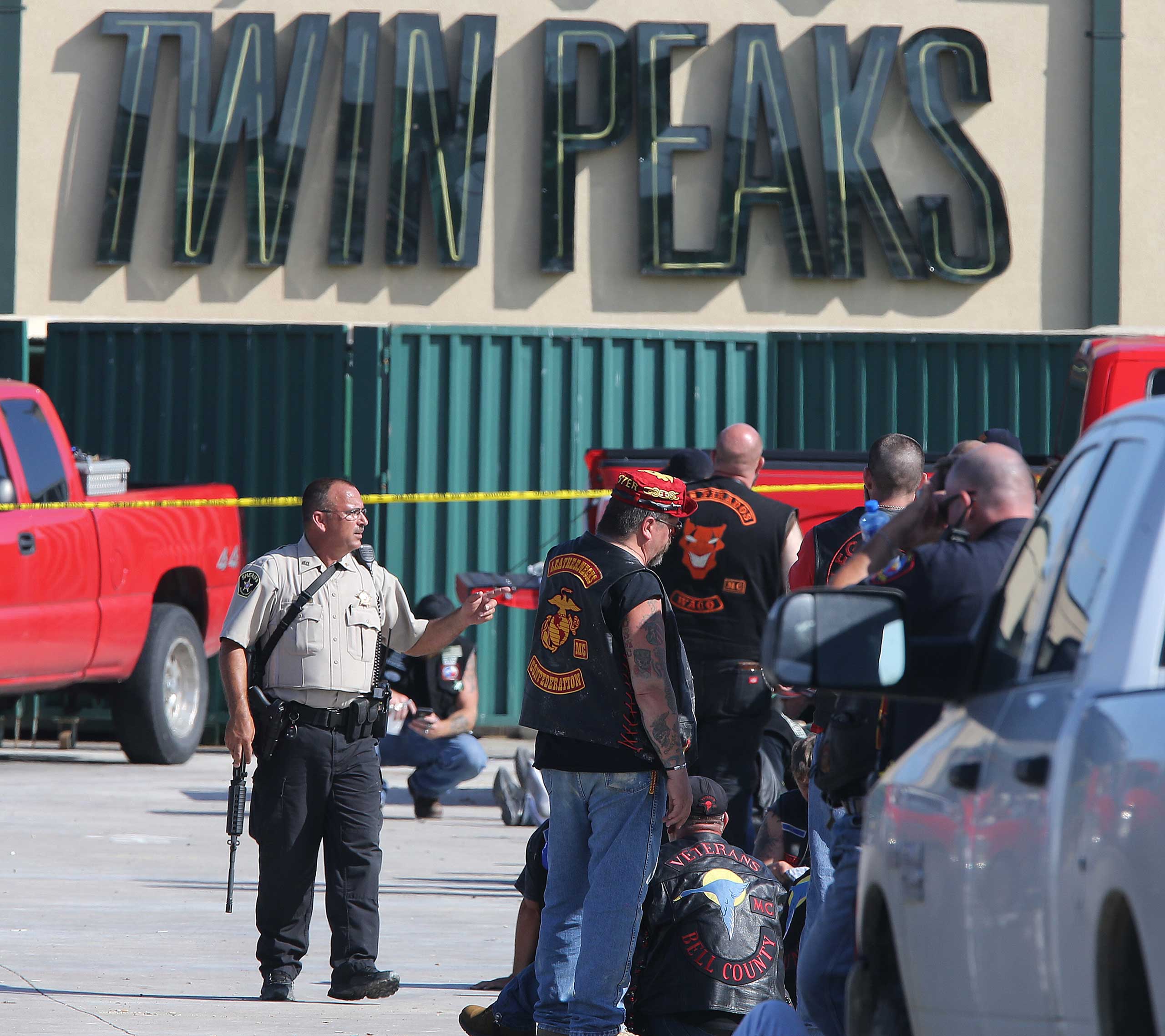 Authorities investigate a shooting in the parking lot of the Twin Peaks restaurant in Waco, Texas on May 17, 2015.