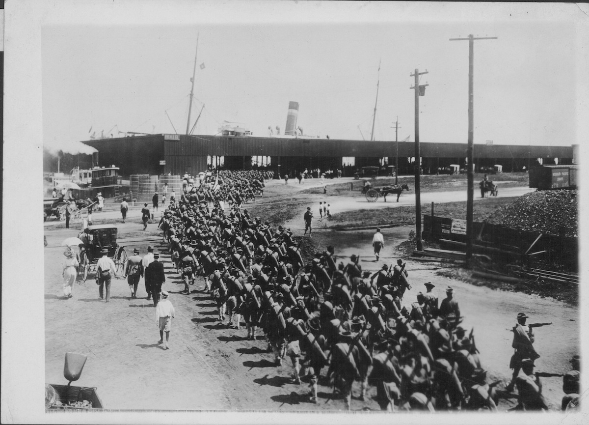 US Marines boarding a ship, bound for the front lines of Europe during World War One, USA, circa 1914-1918. (Paul Thompson/FPG—Getty Images)