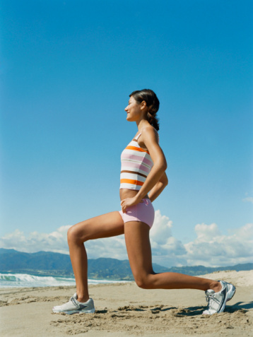 woman-lunge-exercise-beach
