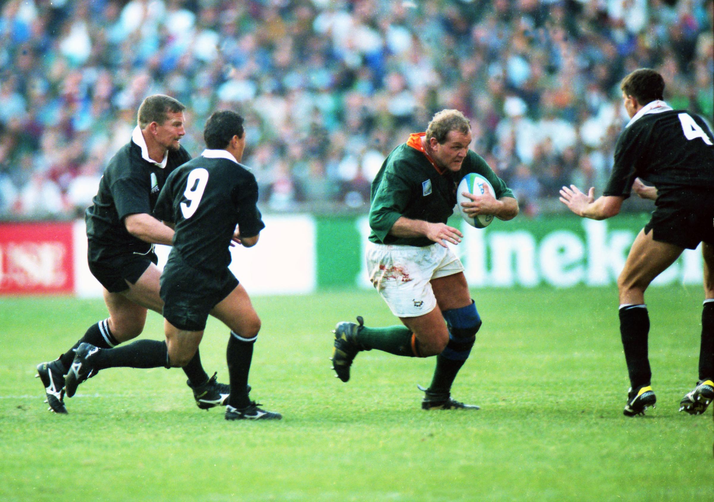 Os du Randt runs at Ian Jones (#4) at Ellis Park, Johannesburg. 24/06/1995
