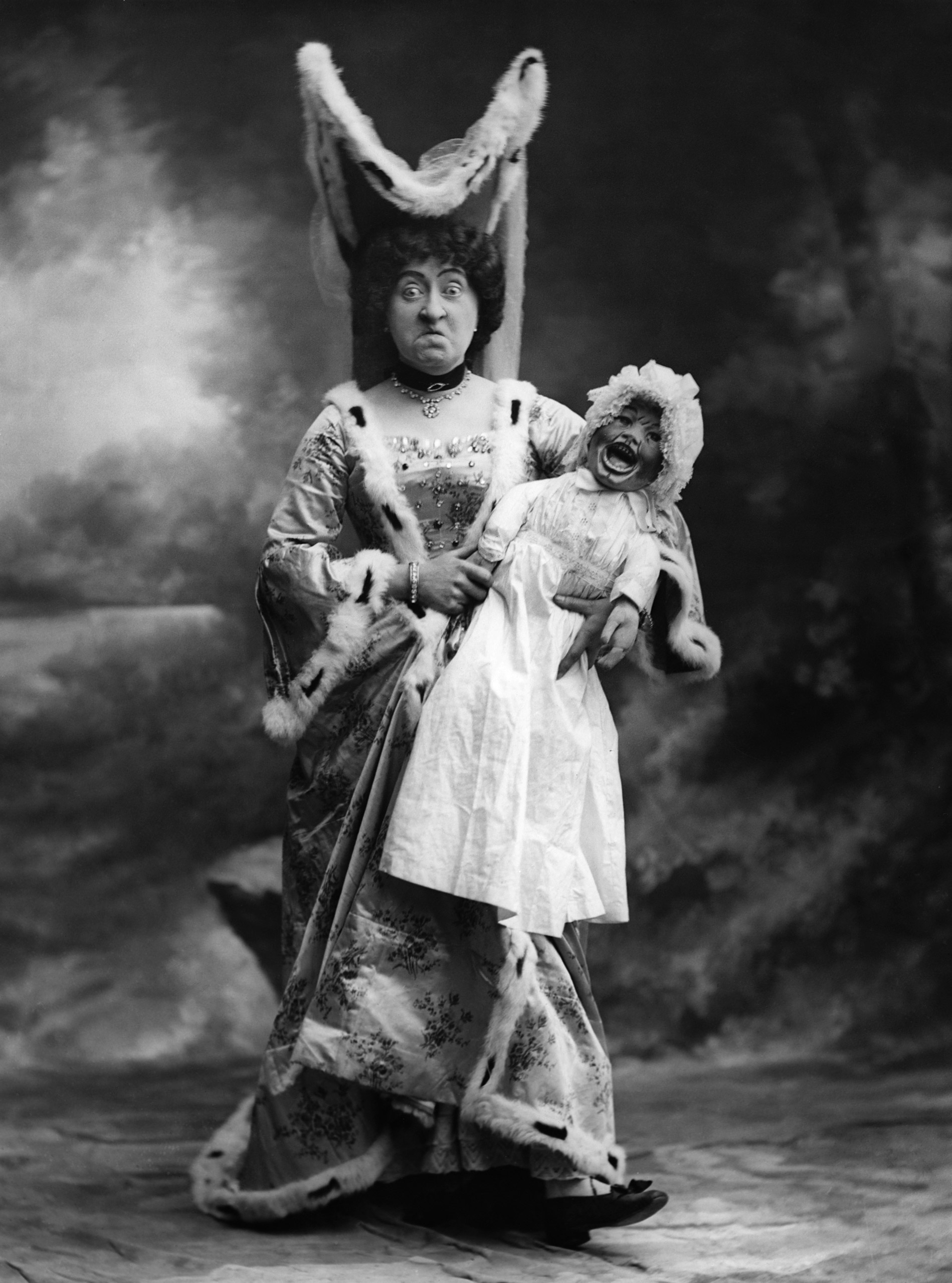 Alice Barth as the Duchess in a production of Lewis Carroll's Alice in Wonderland at the Vaudeville Theatre, circa 1900, London, England.
