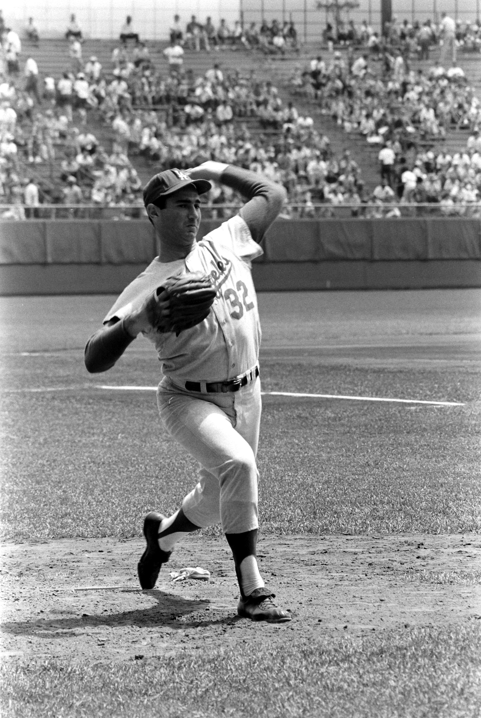 Los Angeles Dodgers pitcher Sandy Koufax in action during a game against the Milwaukee Braves. 1963.
