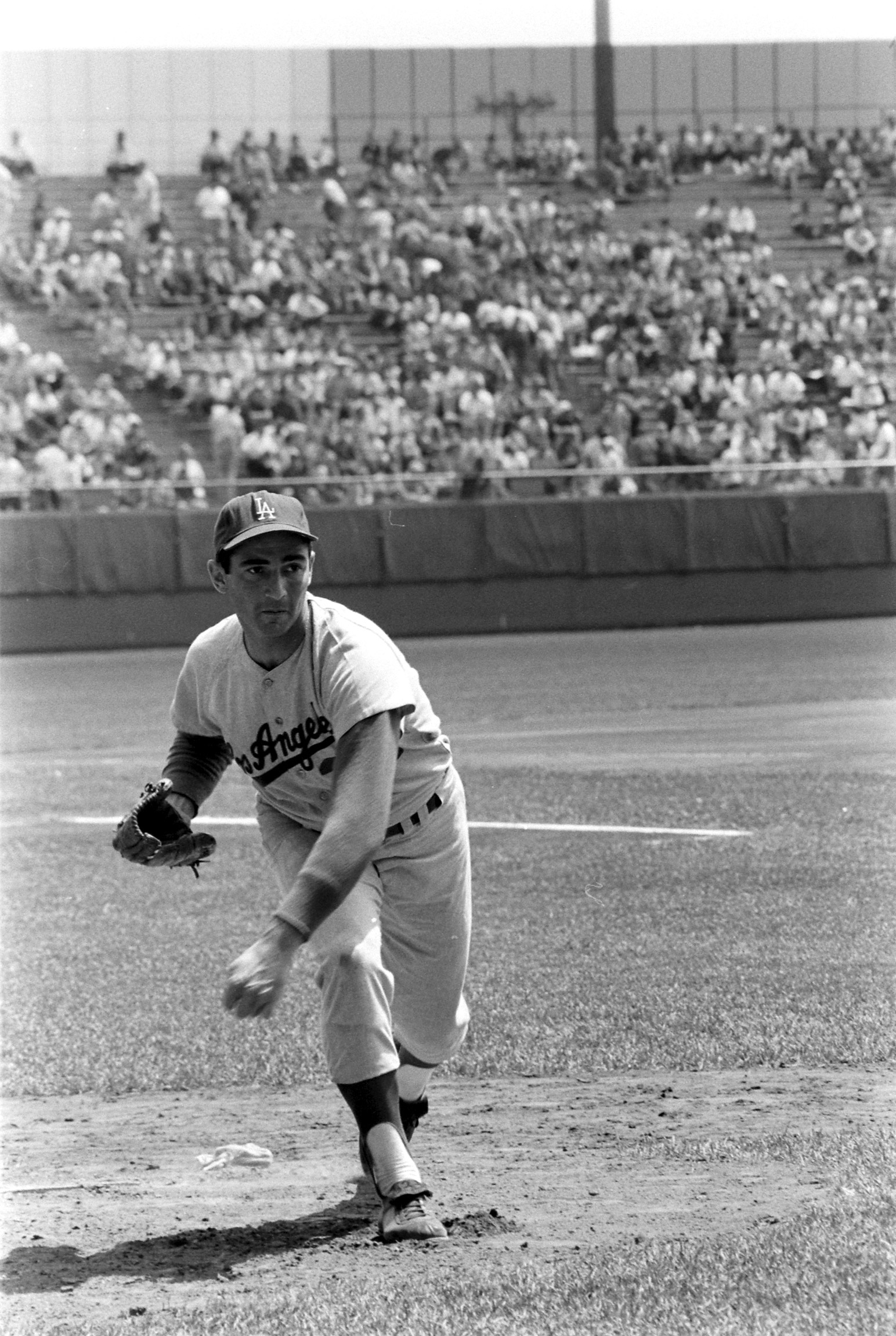 Los Angeles Dodgers pitcher Sandy Koufax in action during a game against the Milwaukee Braves. 1963.
