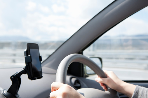 smartphone-car-driving