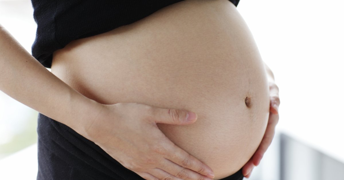 Первые шевеления при беременности форум. Беременность шевеление. Ребенок толкается в животе. Ребёнок шевелится в животе.