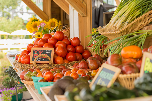 farmers-market-produce-display