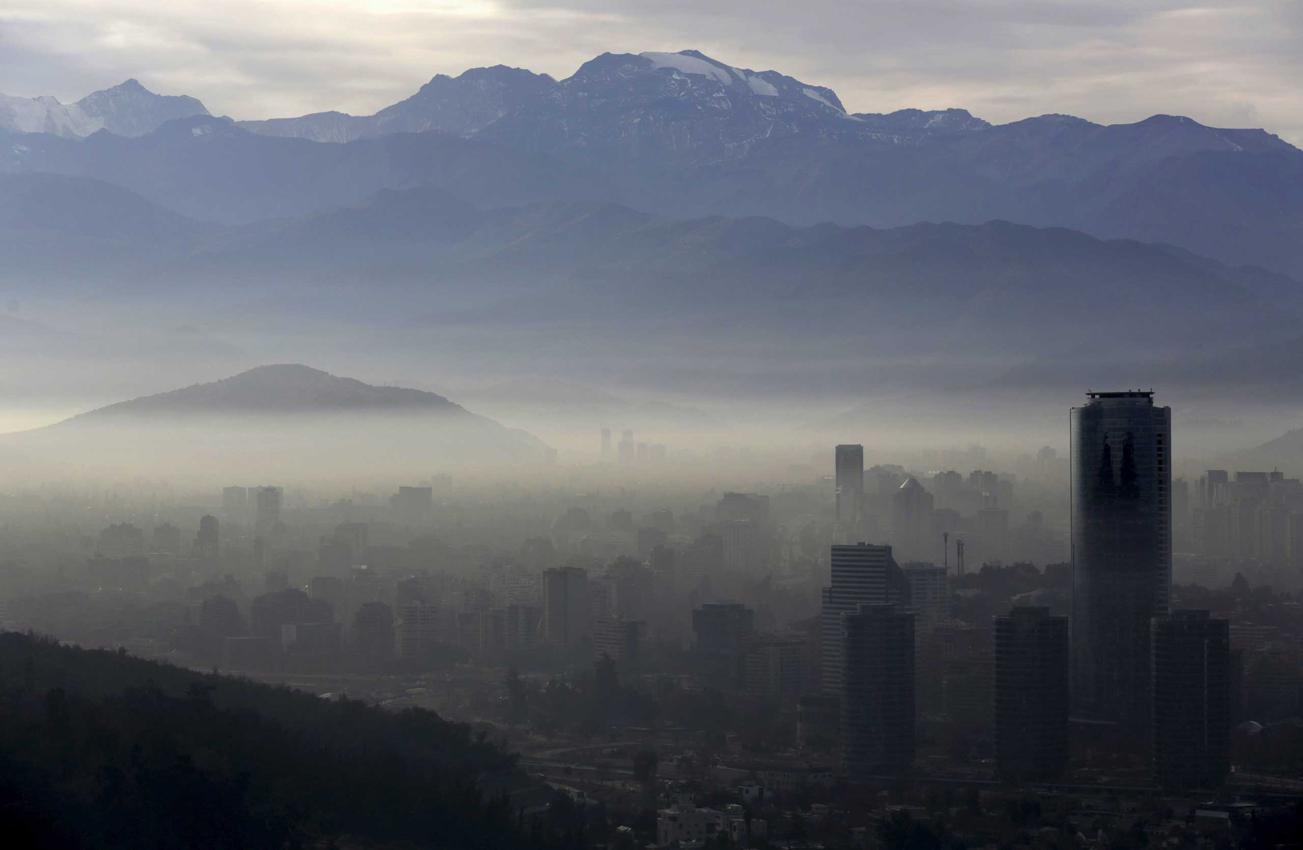 Smog shrouds Chile's capital Santiago, June 22, 2015. (Ueslei Marcelino—Reuters)
