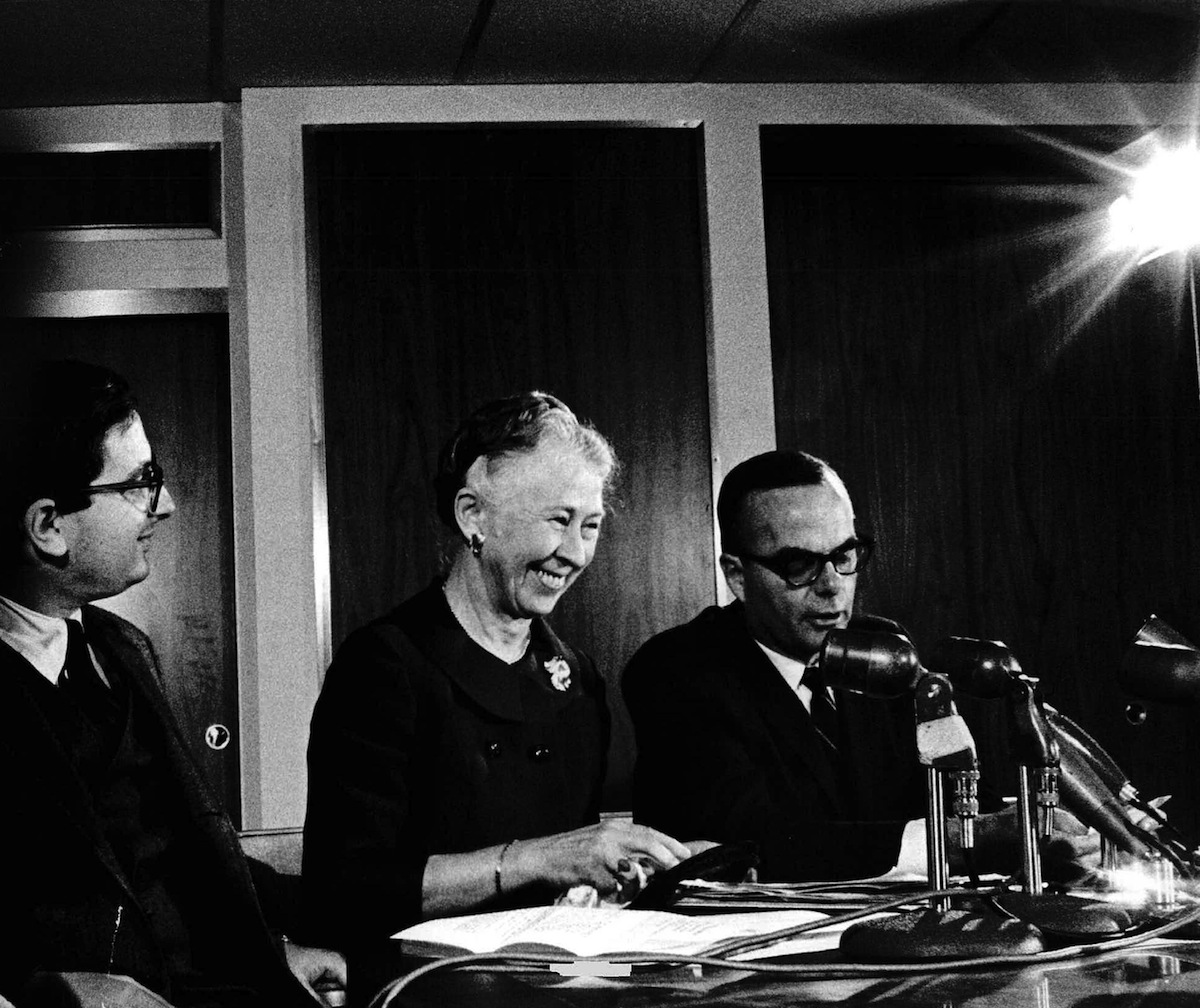 Esther Peterson, center, on Oct. 20, 1966 (Lowell Georgia—Post Archive / Getty Images)