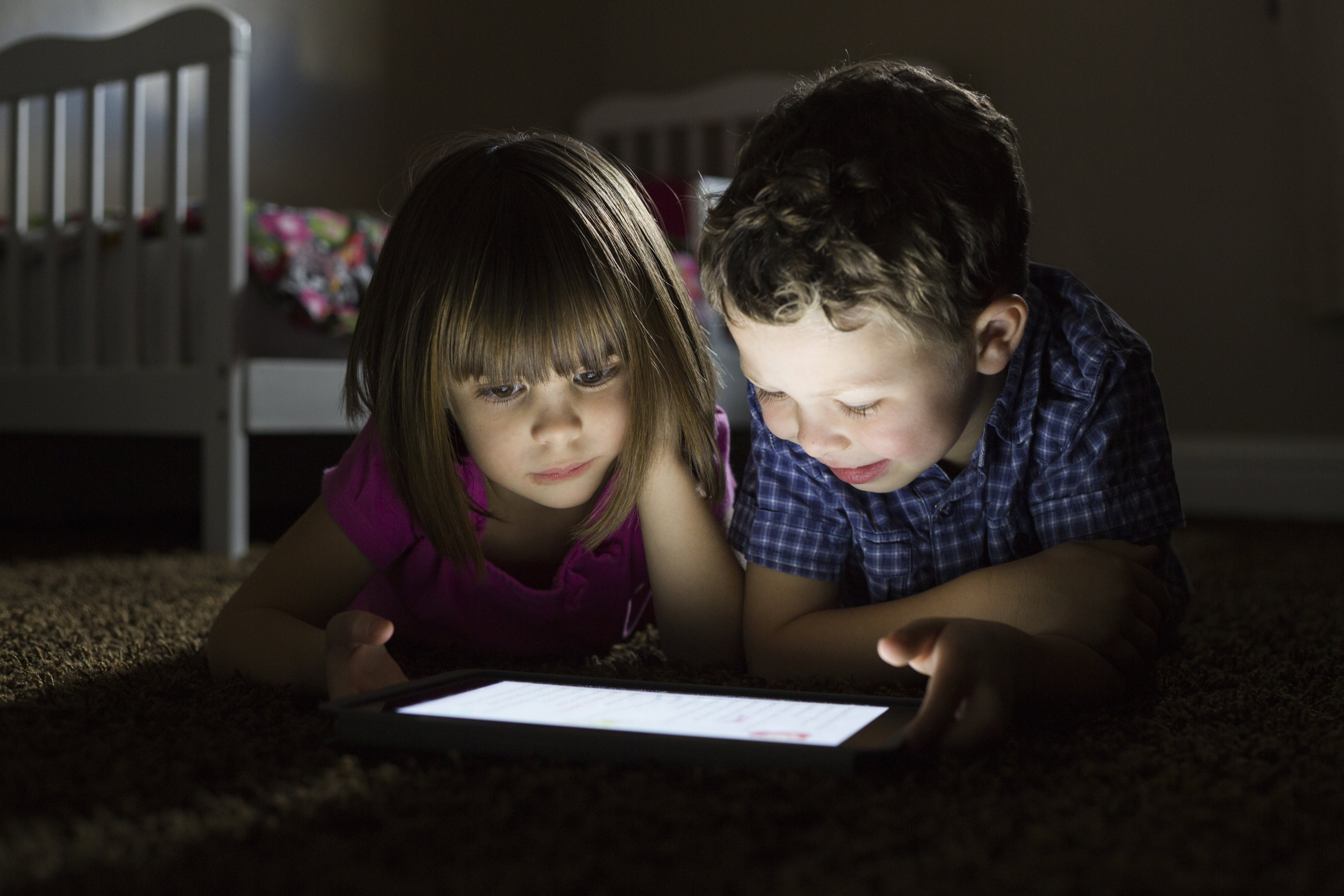 Children using a tablet. (Mike Kemp&mdash;Getty Images/Blend Images RM)