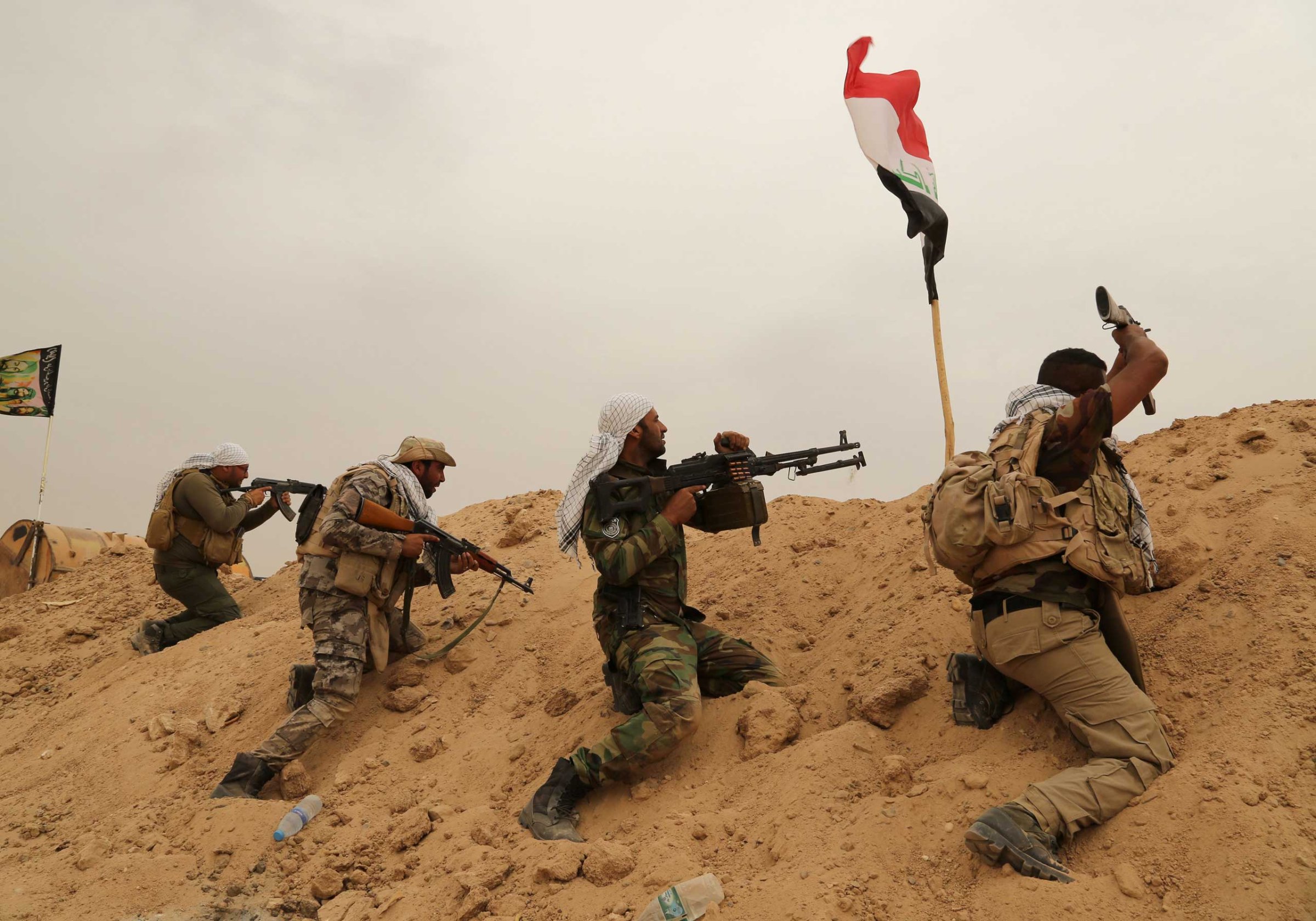 Fighters from Badr Brigades Shiite militia clash with Islamic State group militants at the front line on the outskirts of Fallujah, Anbar province, Iraq on June 1, 2015.