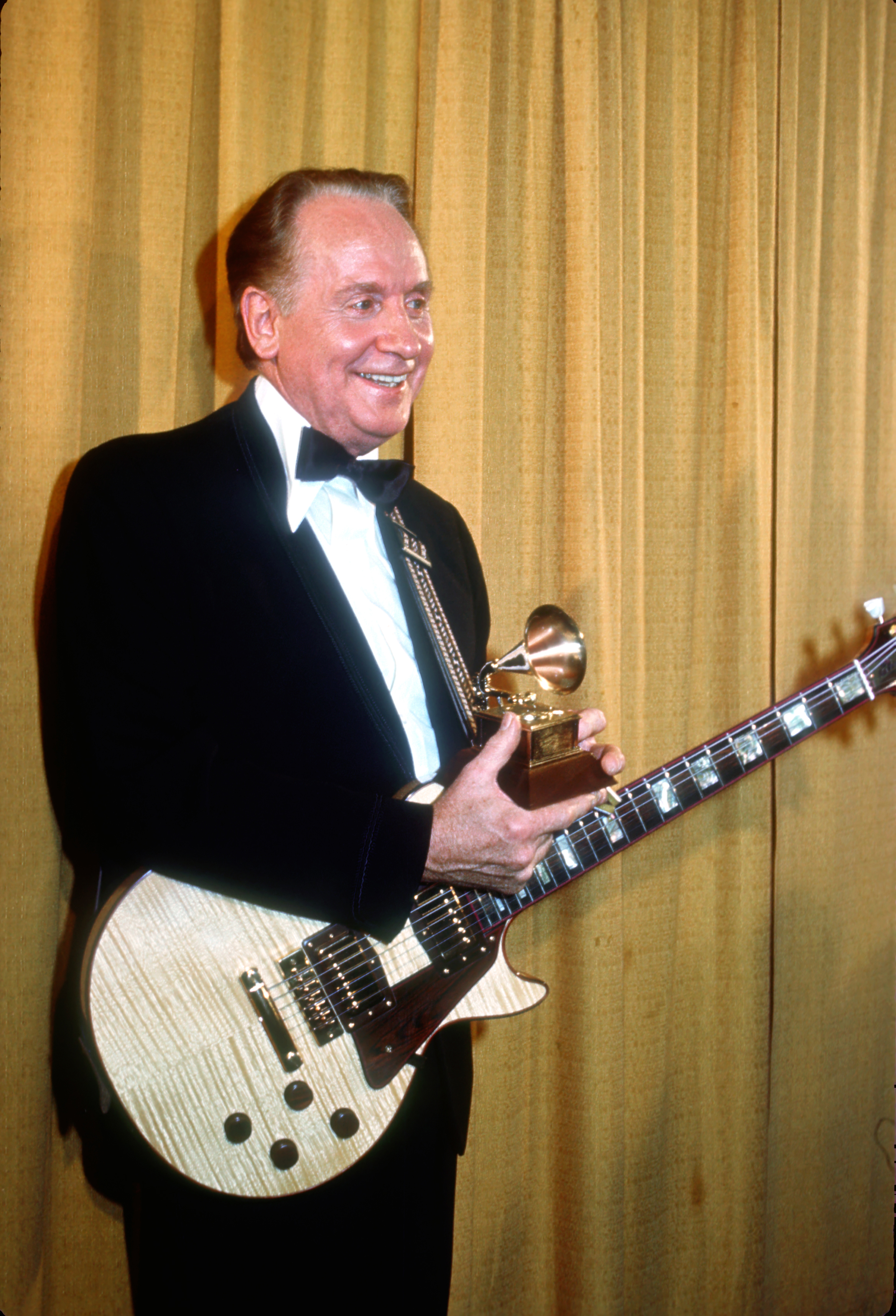 Les Paul Receives Grammy Lifetime Achievement Award