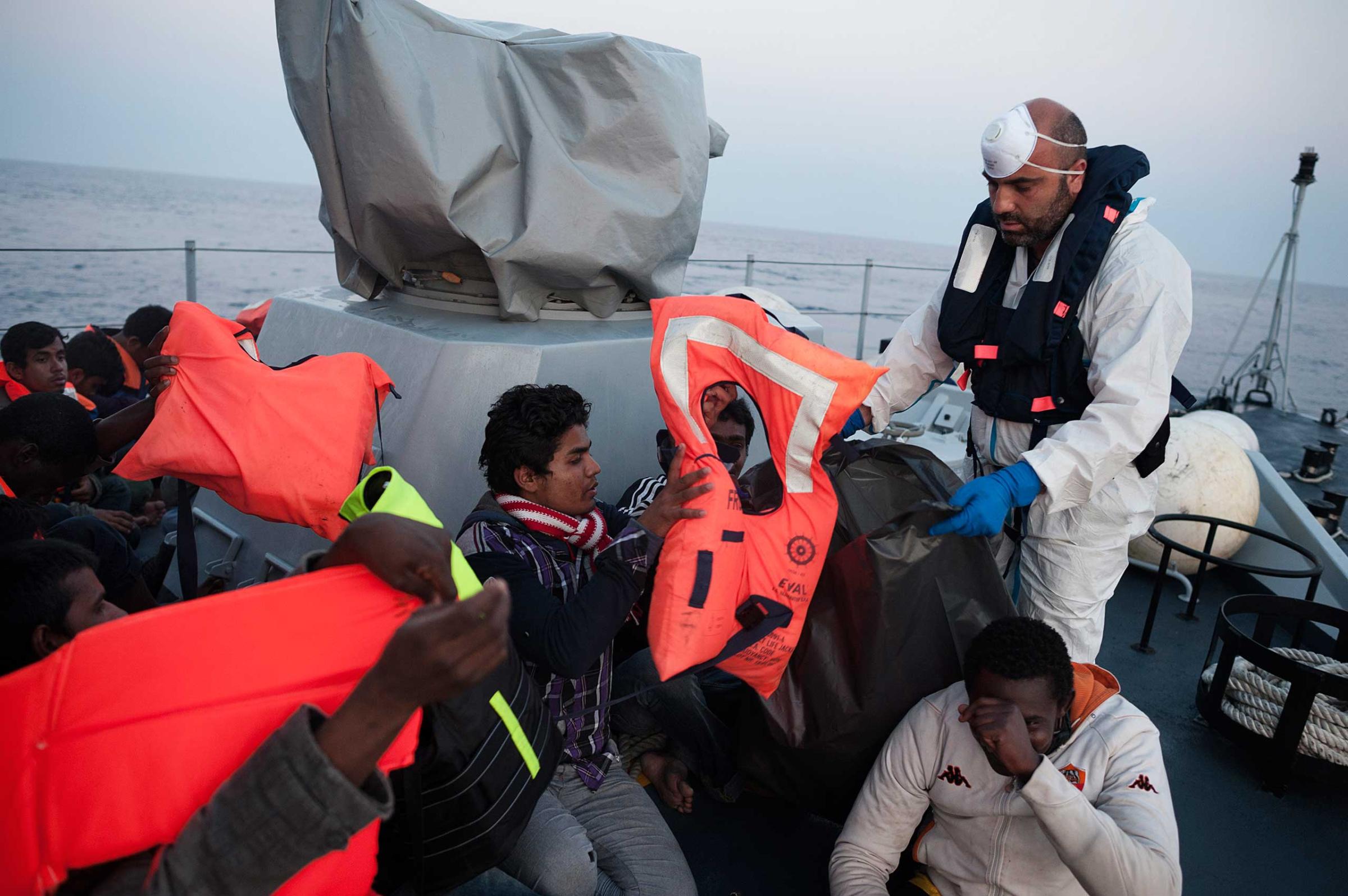 migrants rescue mediterranean italy