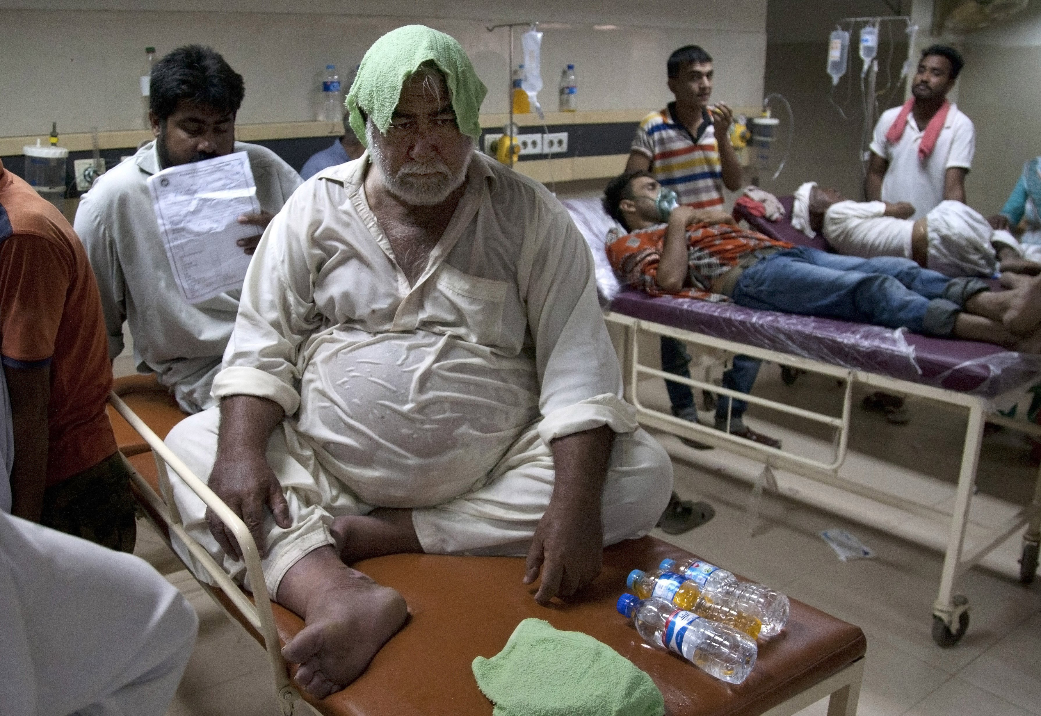 Pakistani patients suffering from heatstroke receive treatment at a local hospital in Karachi, Pakistan, on June 24, 2015.