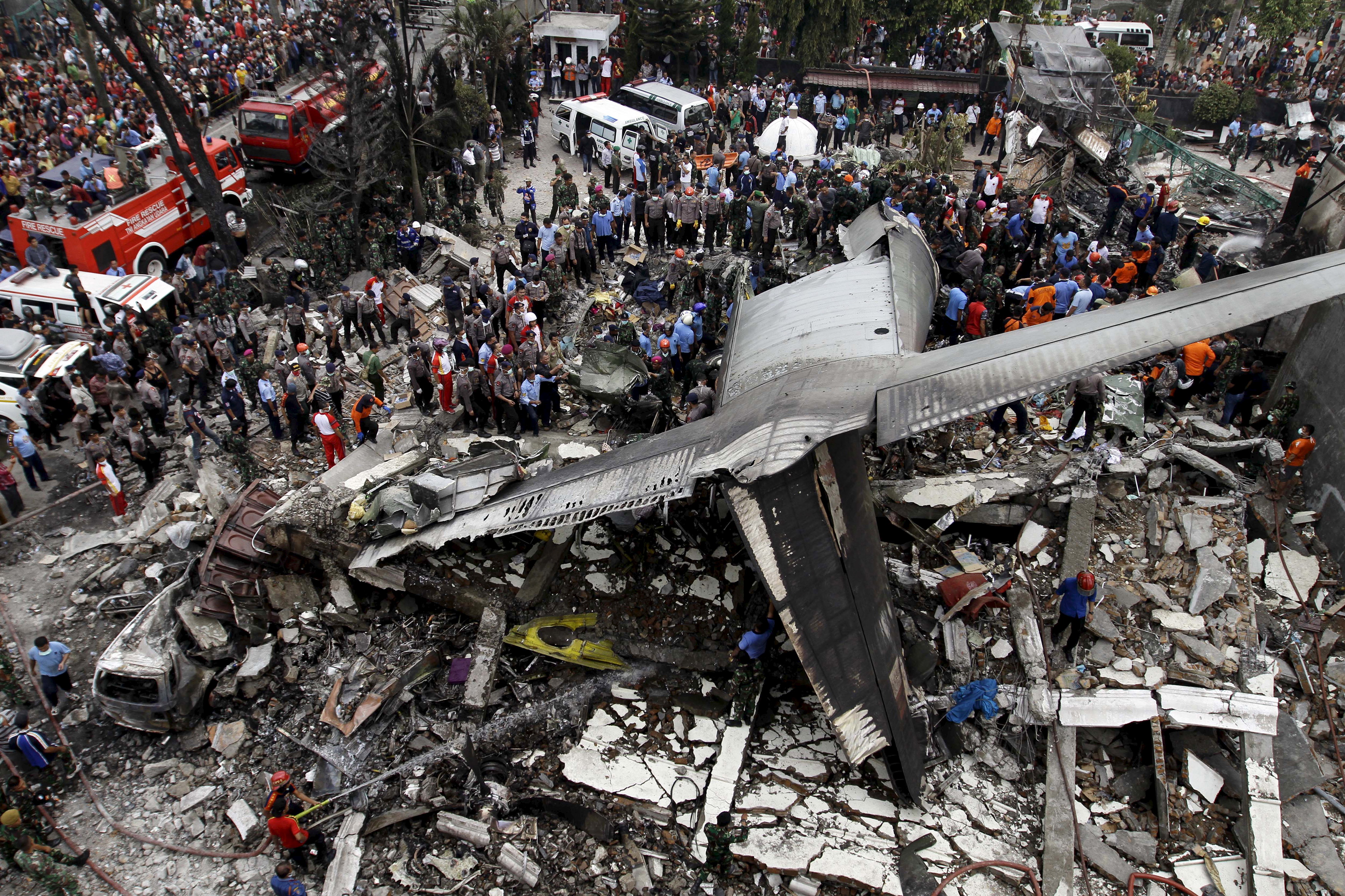 Сколько человек погибло сегодня в мире. Боинг 747 авиакатастрофа. Мелани Торнтон авиакатастрофа. Авиакатастрофа Боинг 737.