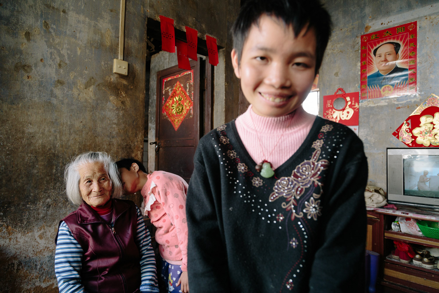 Yongyi Ou, a 12-year-old girl is kissing her grandmother Mei Lin