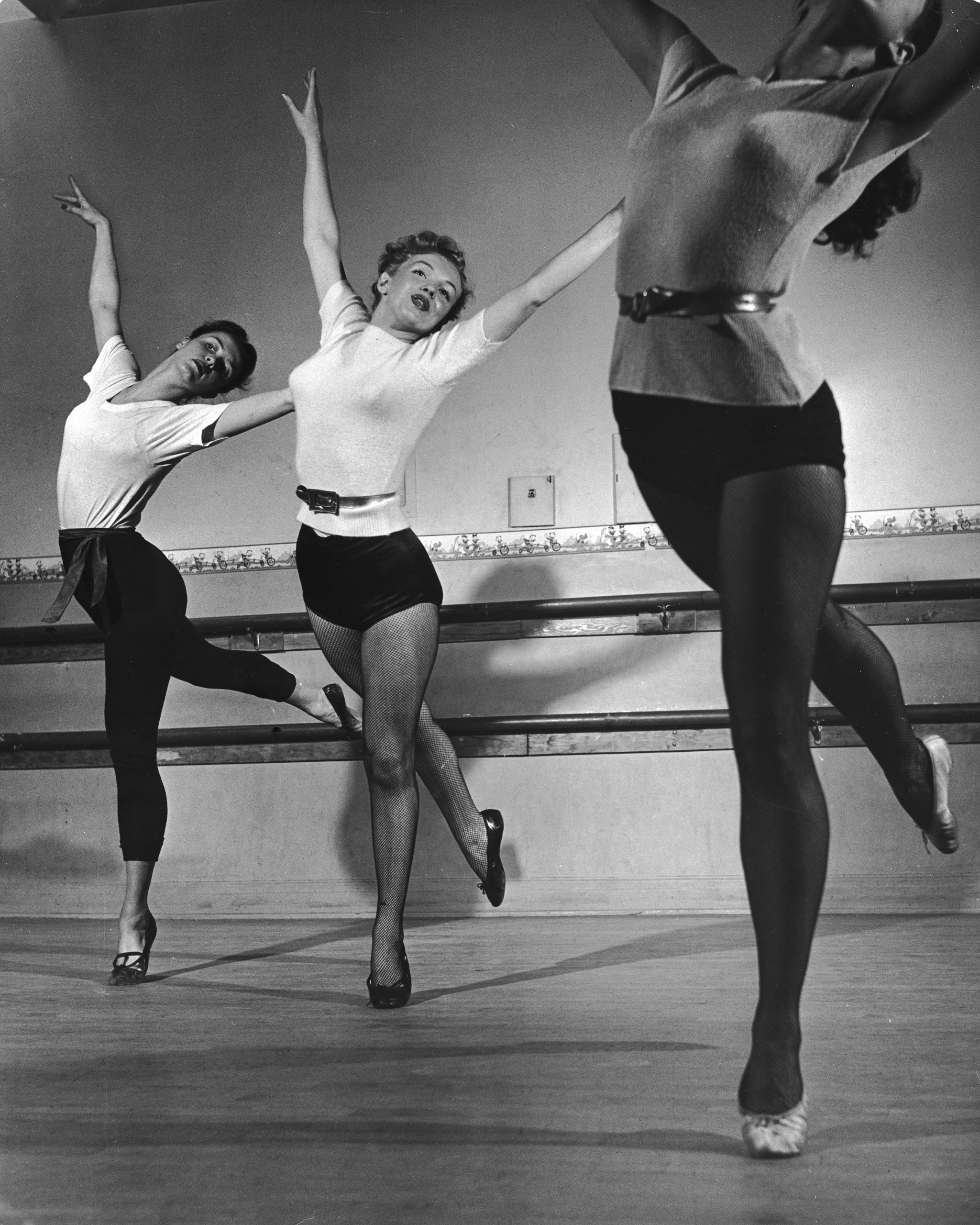 Marilyn Monroe in dance class, 1949.
