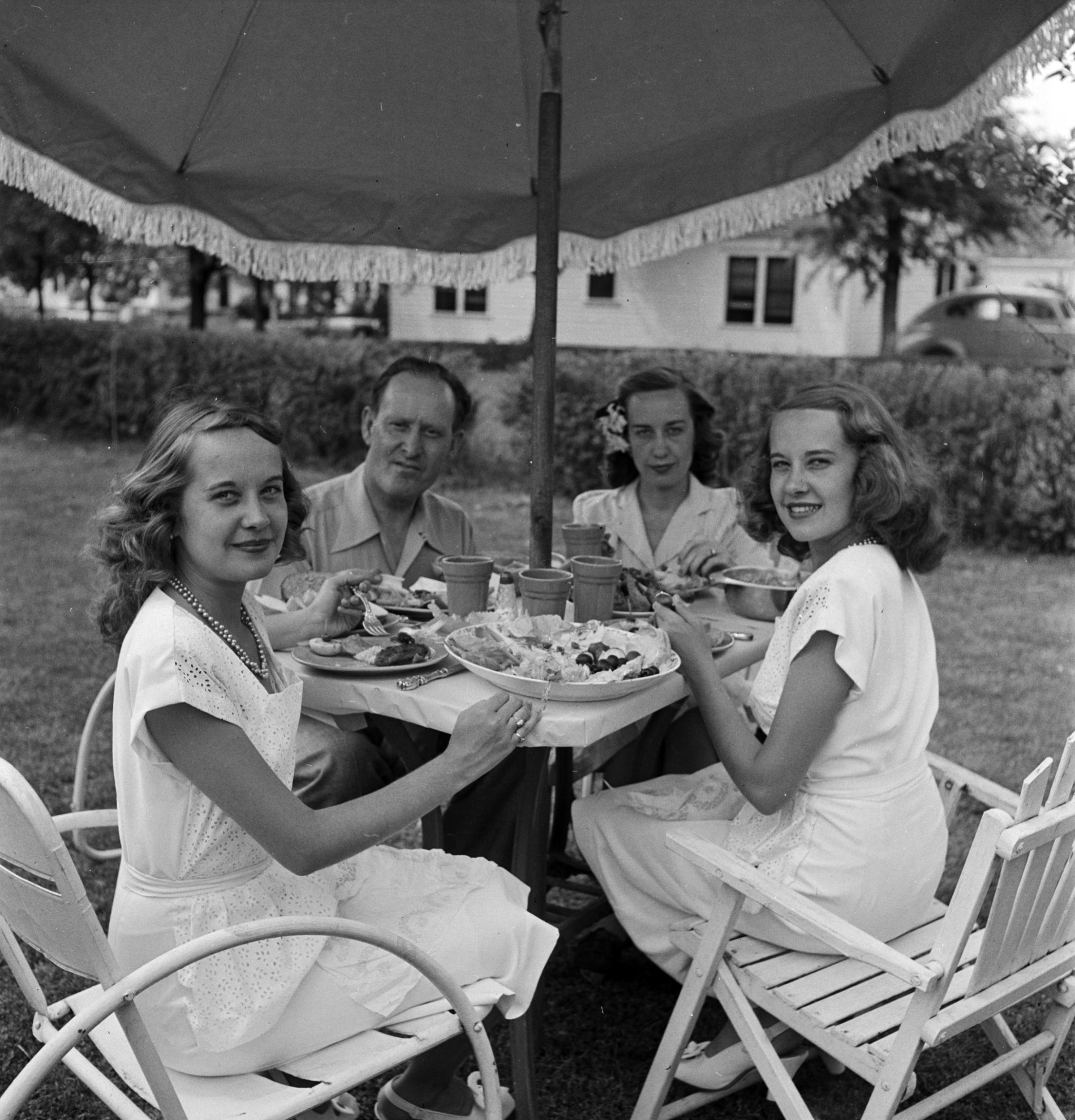 Twins, Betty and Barbara Bounds with their parents, in Tulsa, Oklahoma.