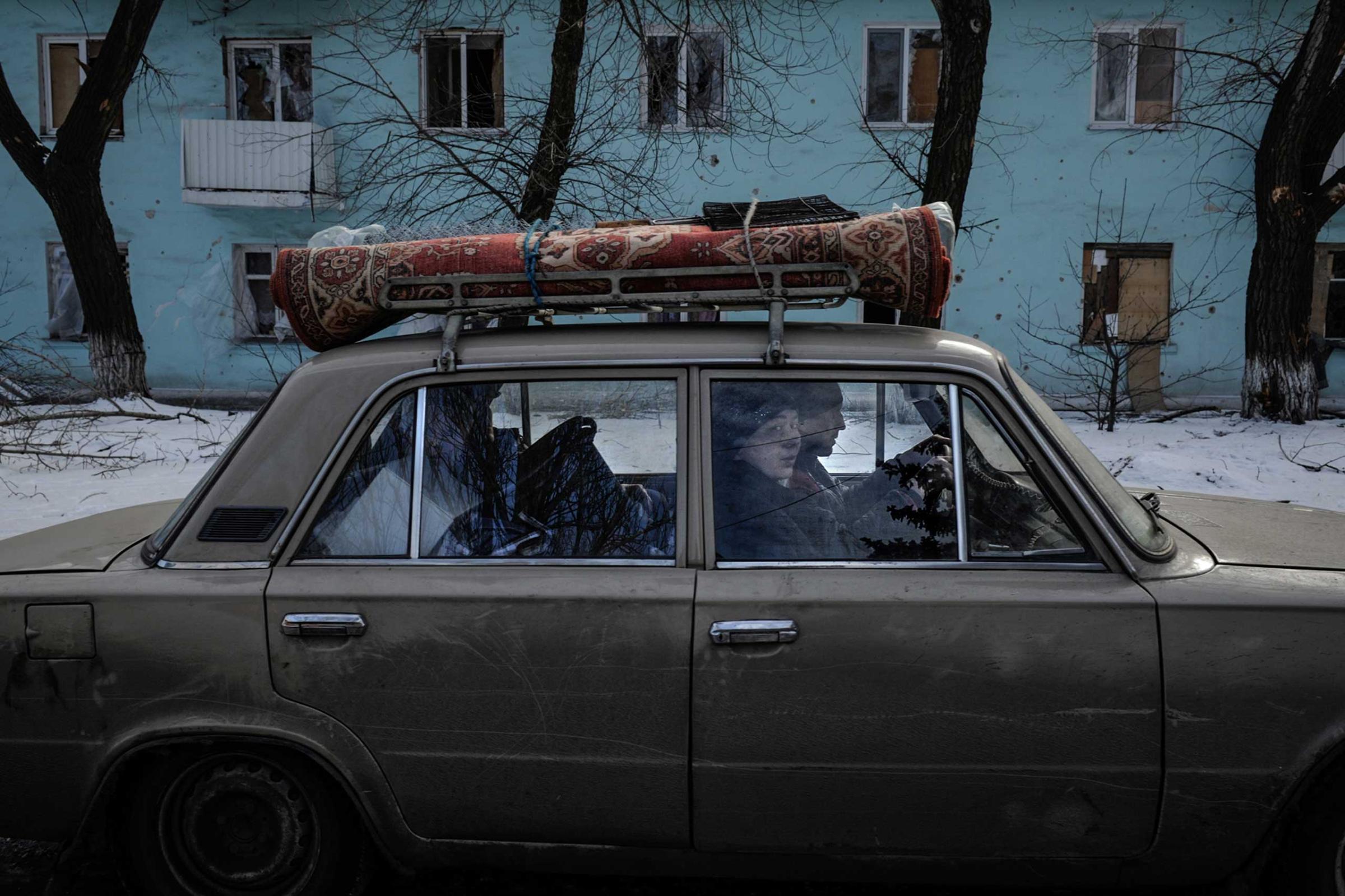 Vughligorsk, Ukraine. Le 19 février 2015.Une famille quitte la ville de Debaltseve qui subit depuis plusieurs semaines de lourds bombardements de la part des forces pro-russes qui tentent depuis plusieurs semaines d'encercler la ville de Debaltseve aux mains des forces Ukrainiennes. Cette ville située entre 2 bastions pro-russes, est un point stratégique qui leur permettrait de relier la ville de Donetsk et de Lughansk.