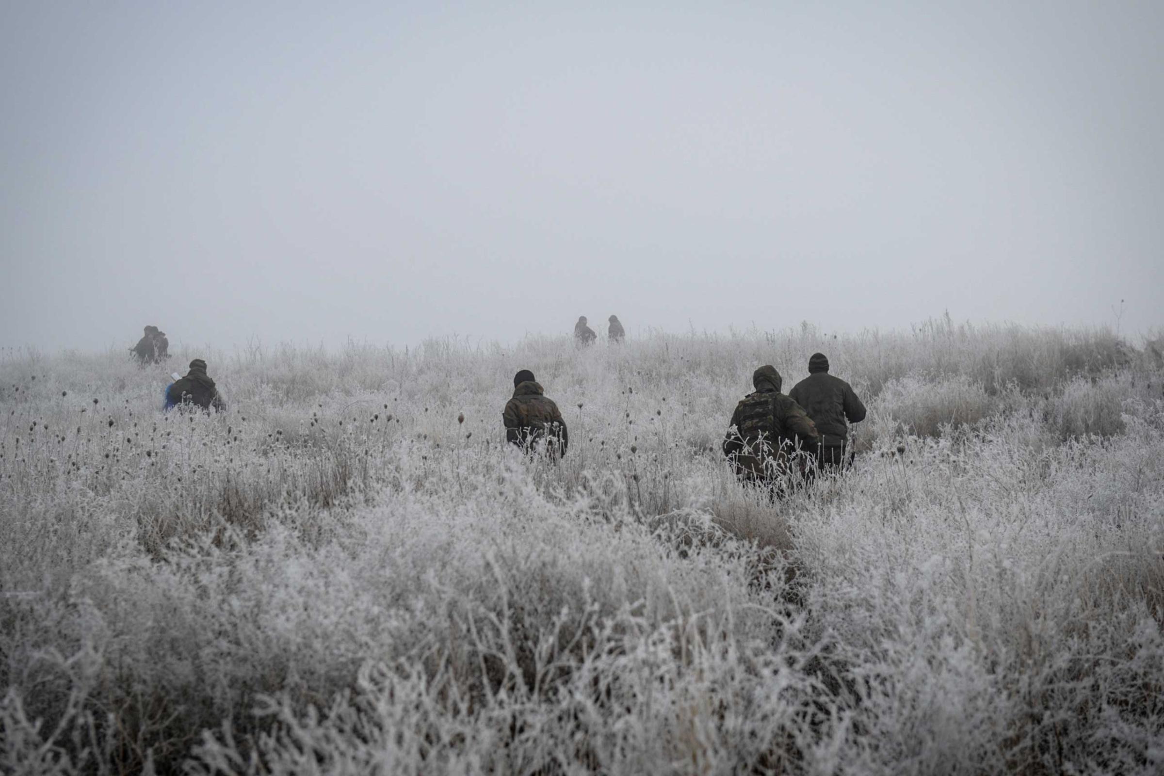 Vulhegirsk, Ukraine. Le 15 février, 2015.Des membres de la première brigade d'artillerie "Slavic" viennent de récupérer des ravitaillements apportés par leur camarade et repartent sur leur position.