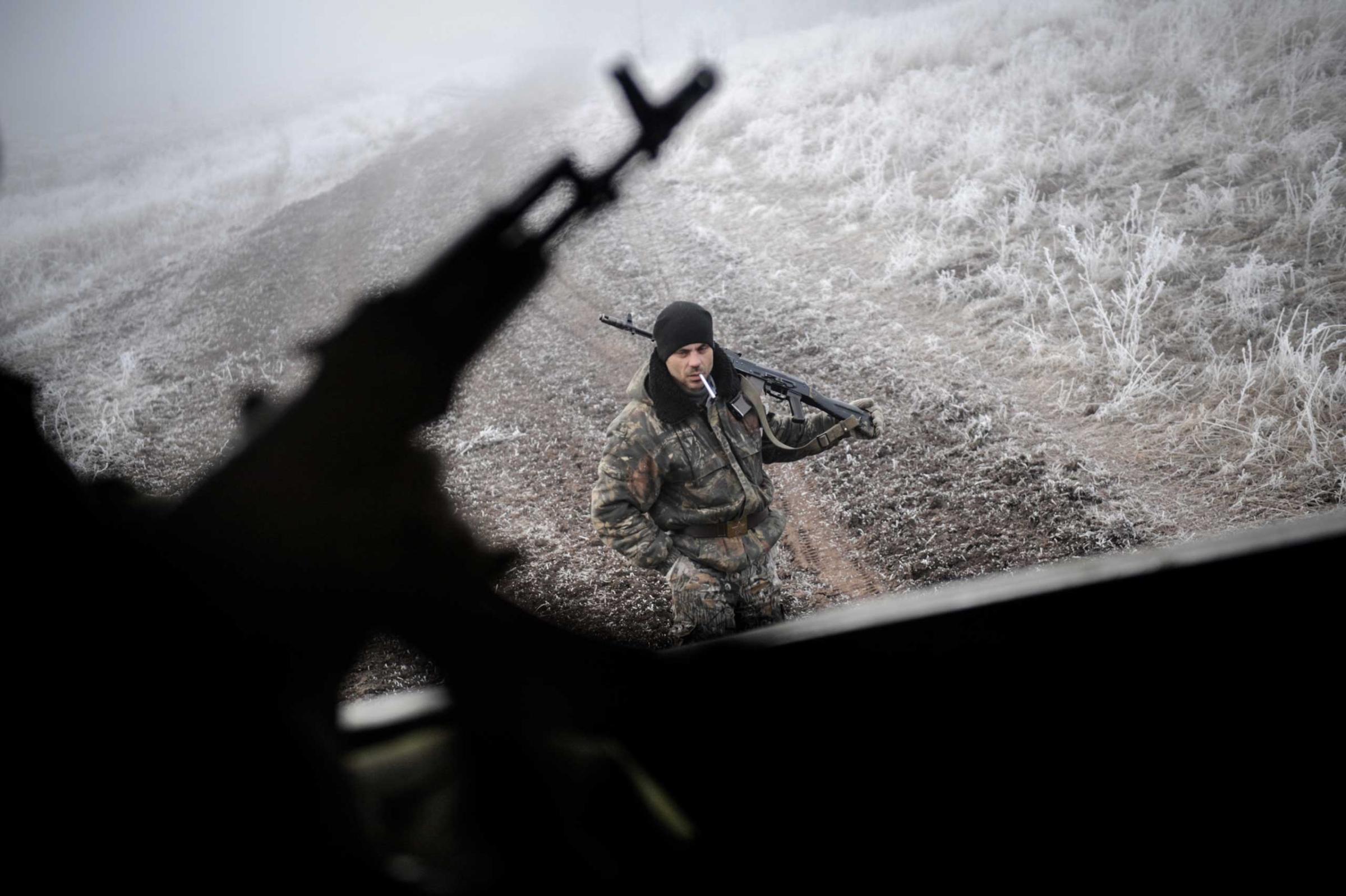 Vulhegirsk, Ukraine. Le 15/02/15.Des membres de la première brigade d'artillerie Slavic à l'arrière d'un camion partent ravitailler leurs camarades sur leurs différentes positions dans les environs de Debaltseve.